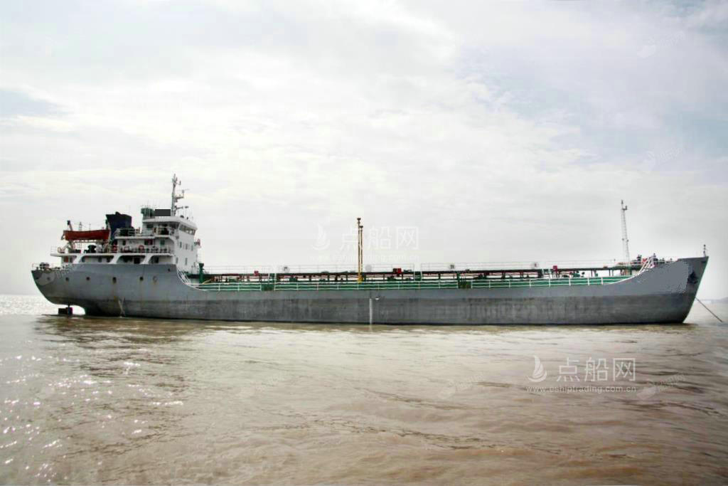出售3200吨成品油船