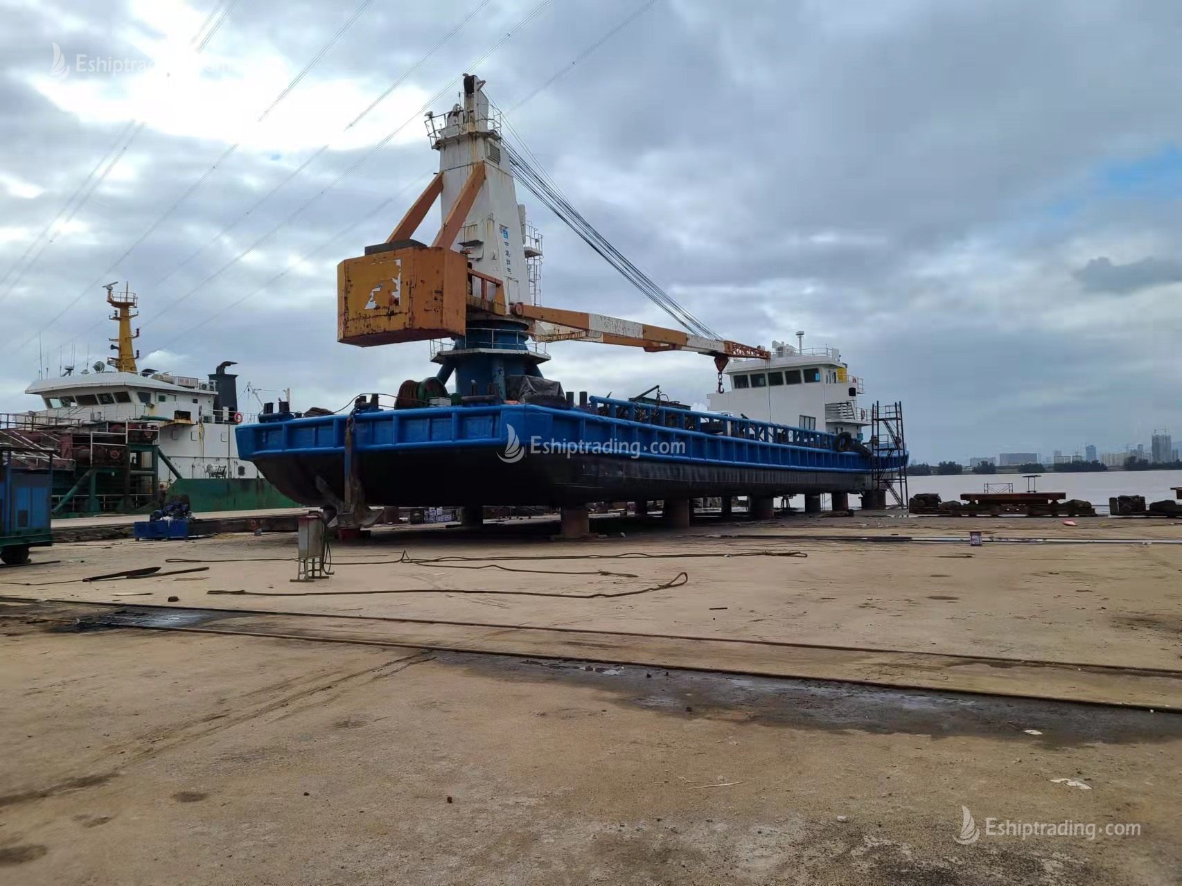 30 T Fully Revolving Floating Crane For Sale