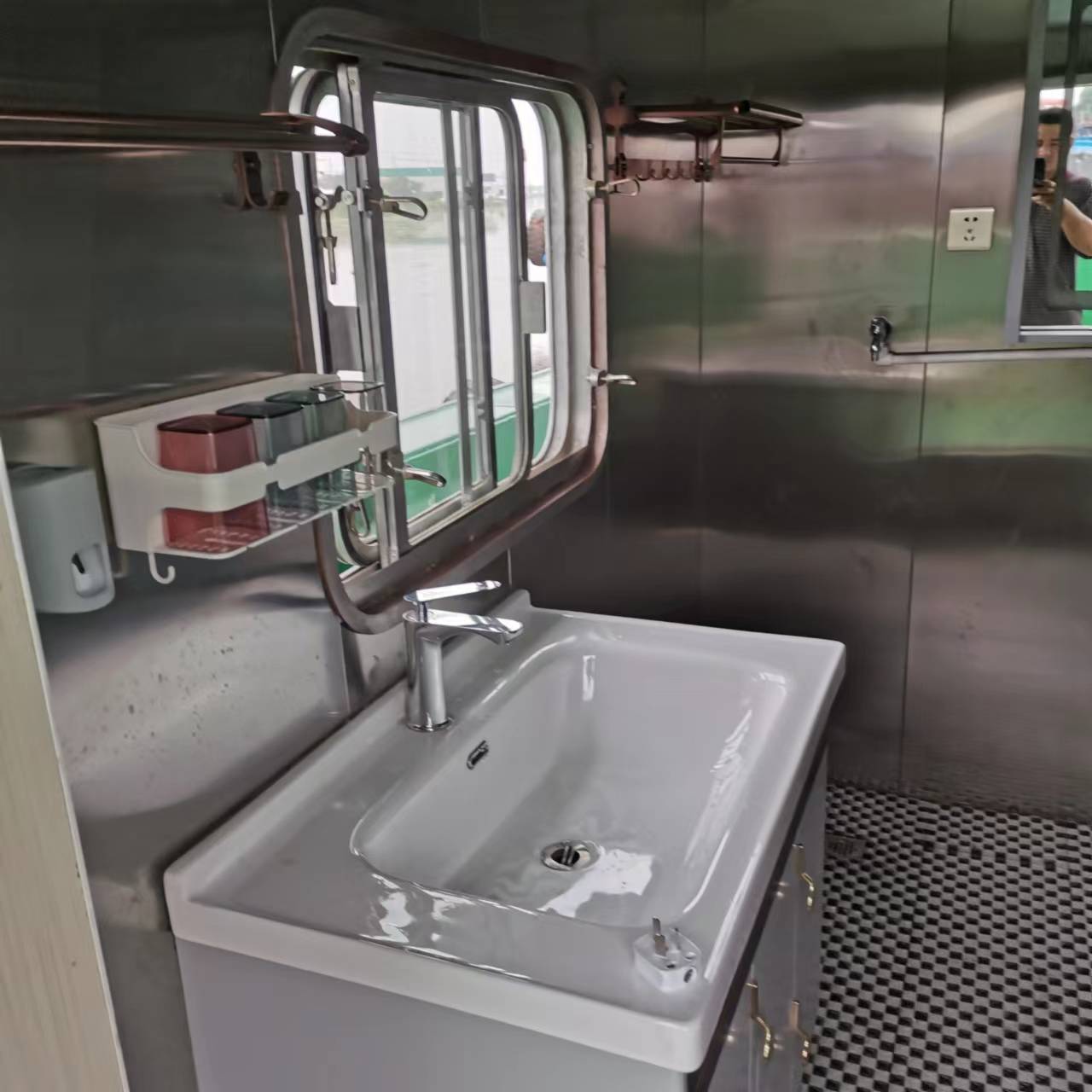 出售11人风电运维船