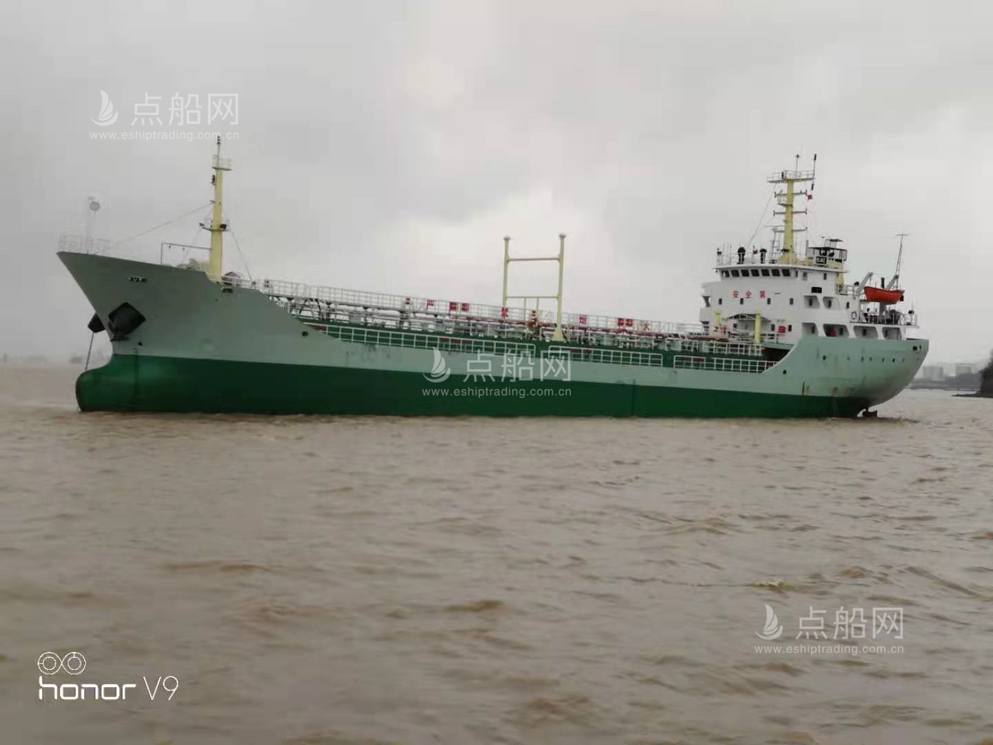 出售2498吨成品油船