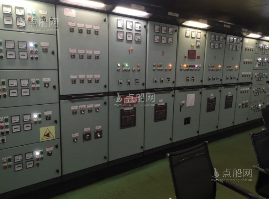 出售900箱集装箱船