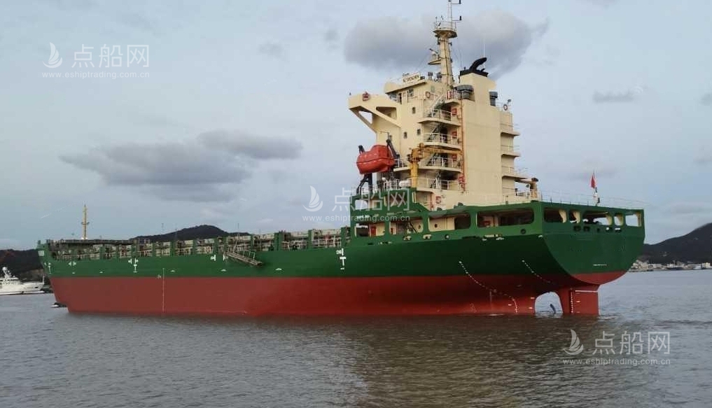 出售900箱集装箱船