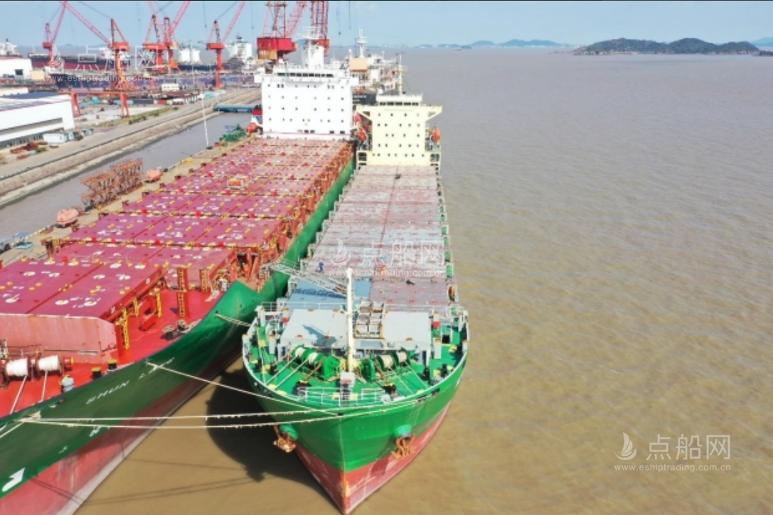 出售900箱集装箱船