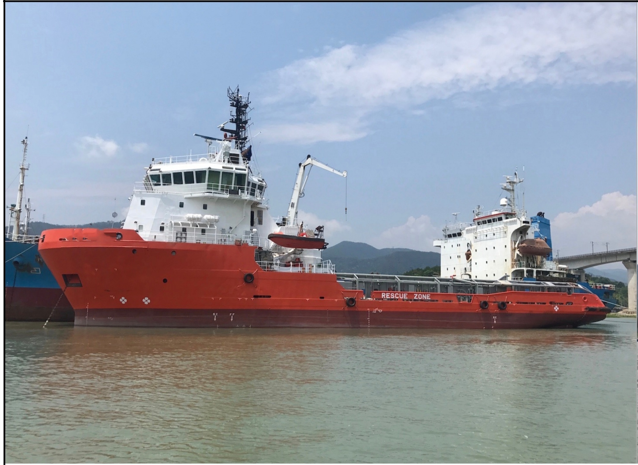 出售10812马力三用拖轮