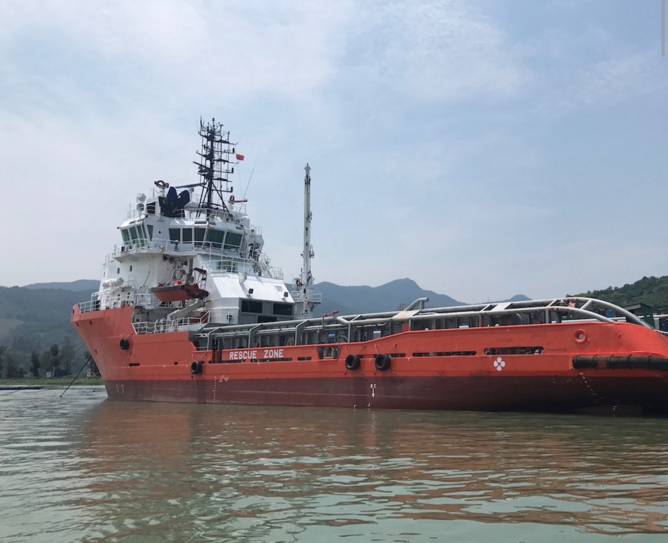 出售10812马力三用拖轮