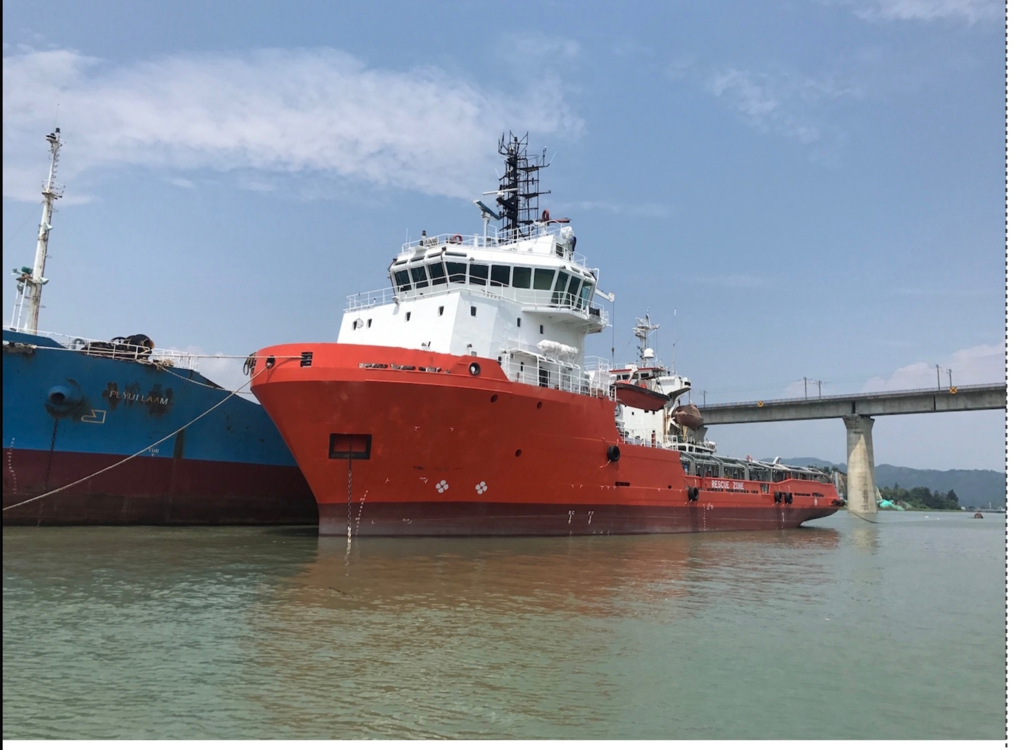 出售10812马力三用拖轮