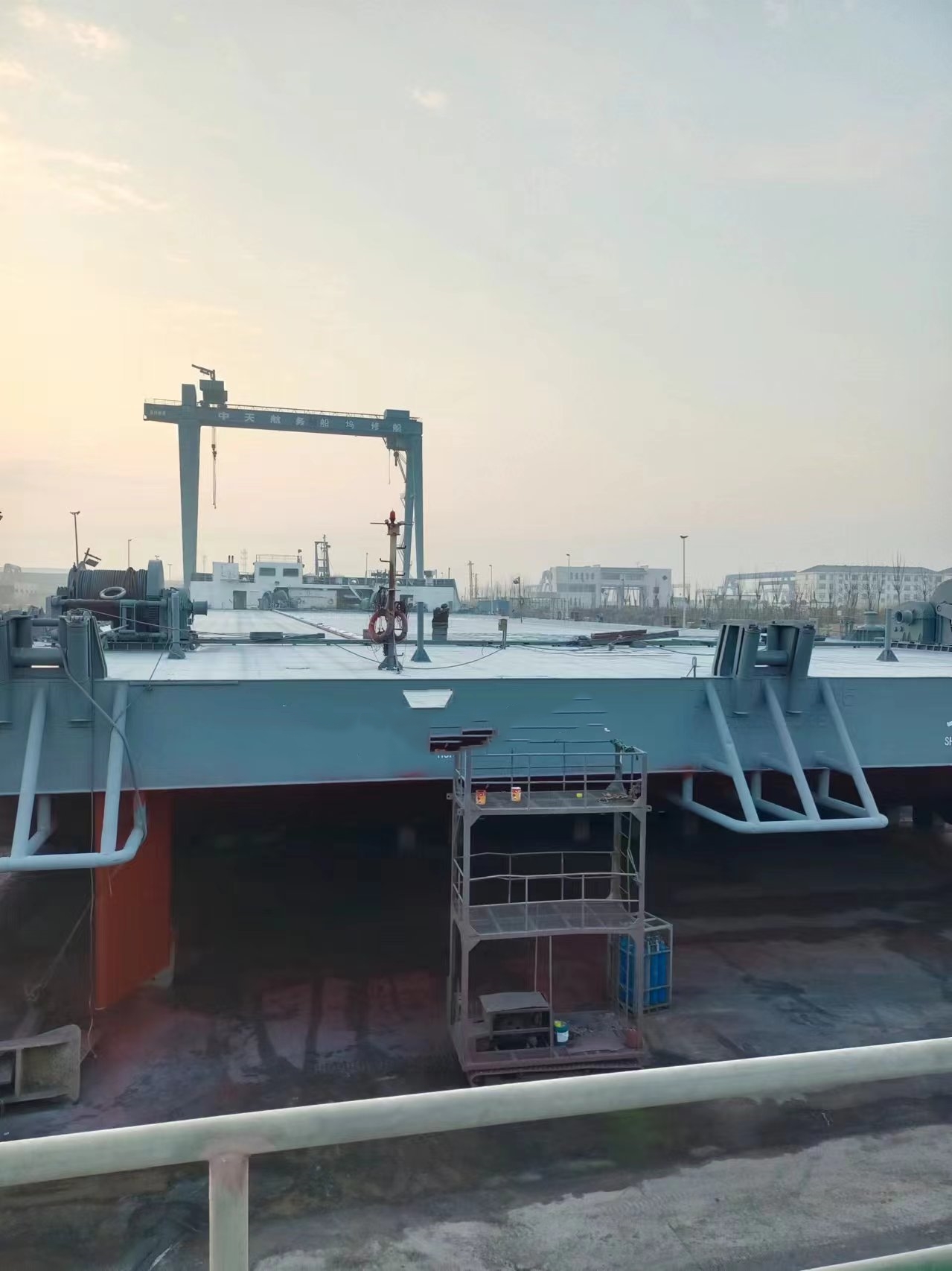 出售340尺无动力驳船