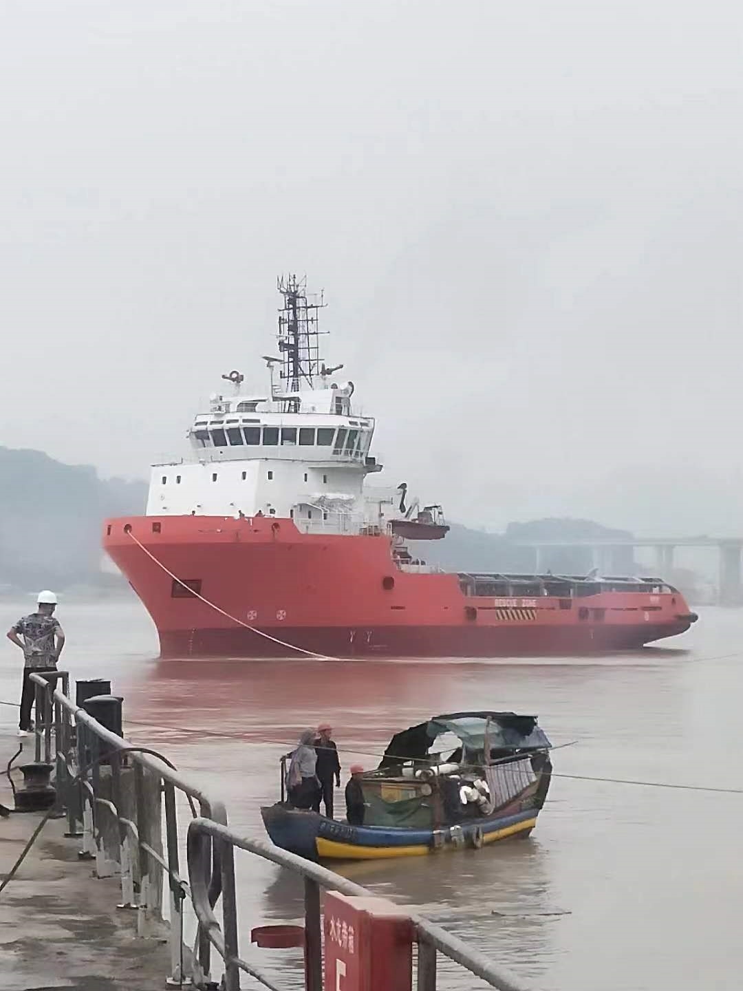 出售10812马力三用拖轮