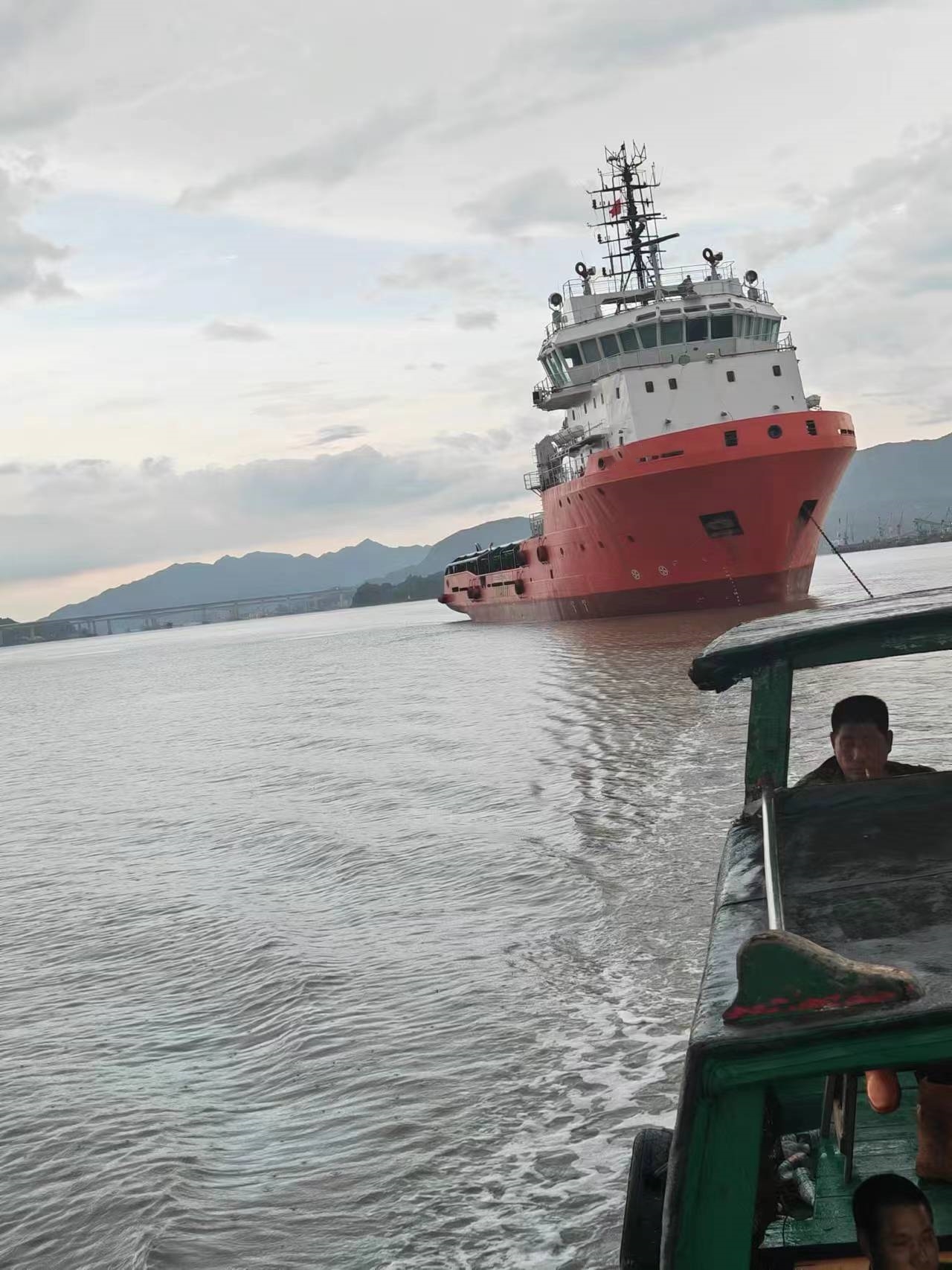 出售10812马力三用拖轮