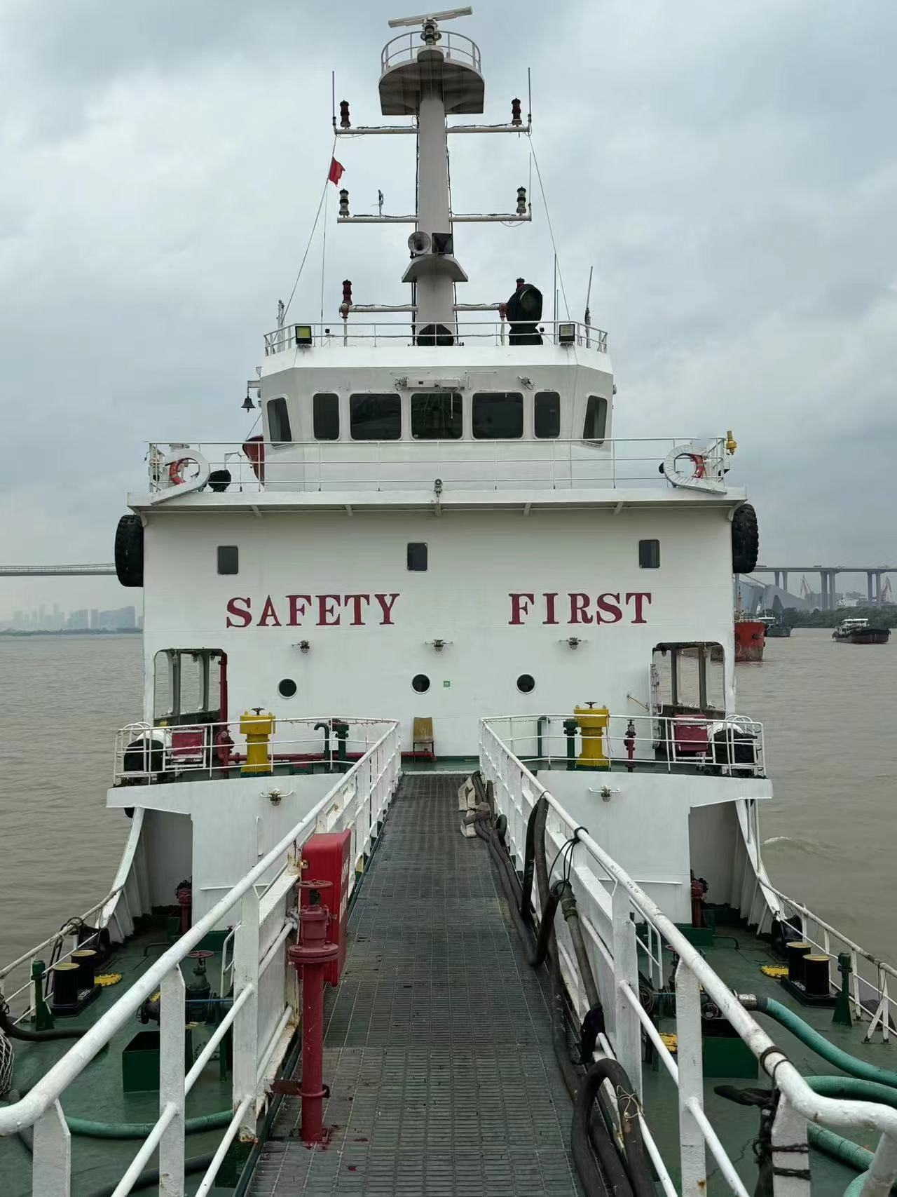 出售1700吨成品油船