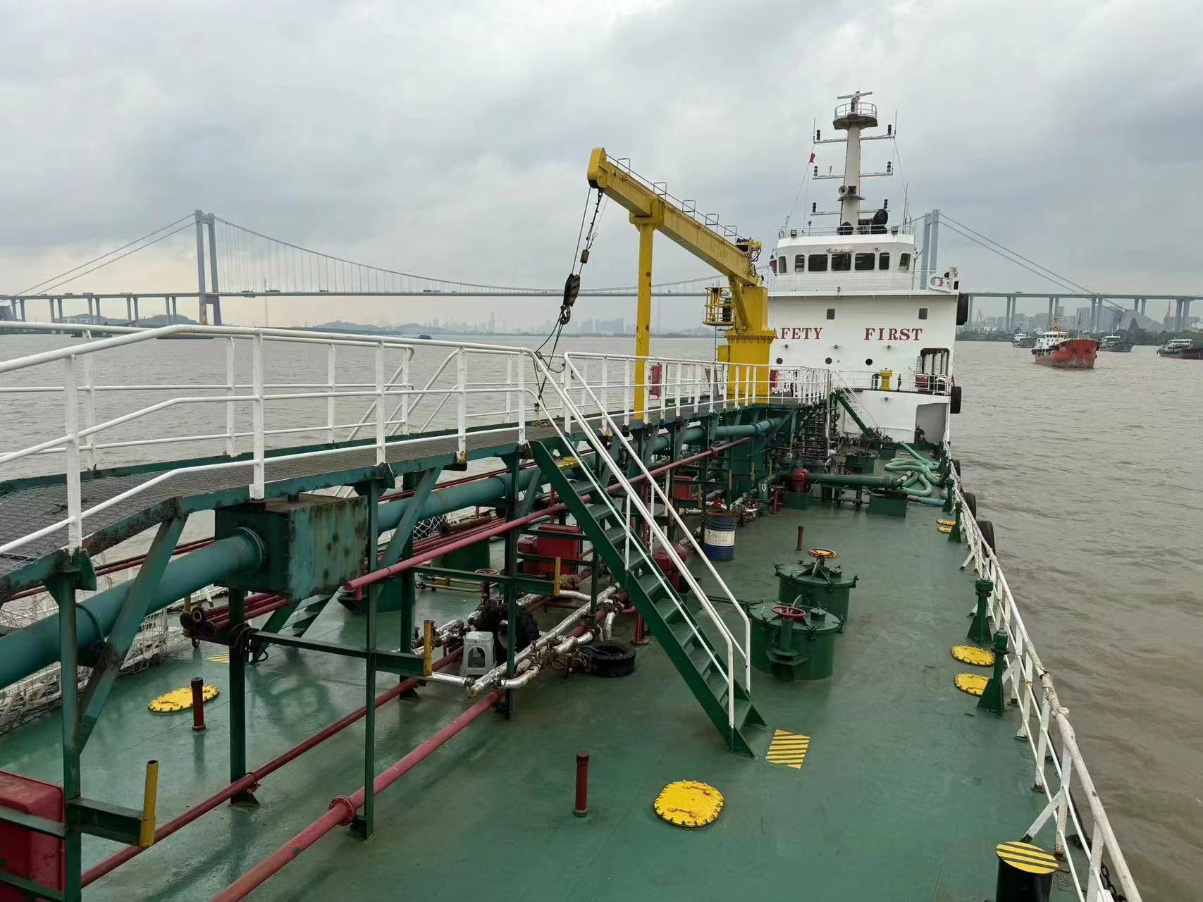 出售1700吨成品油船