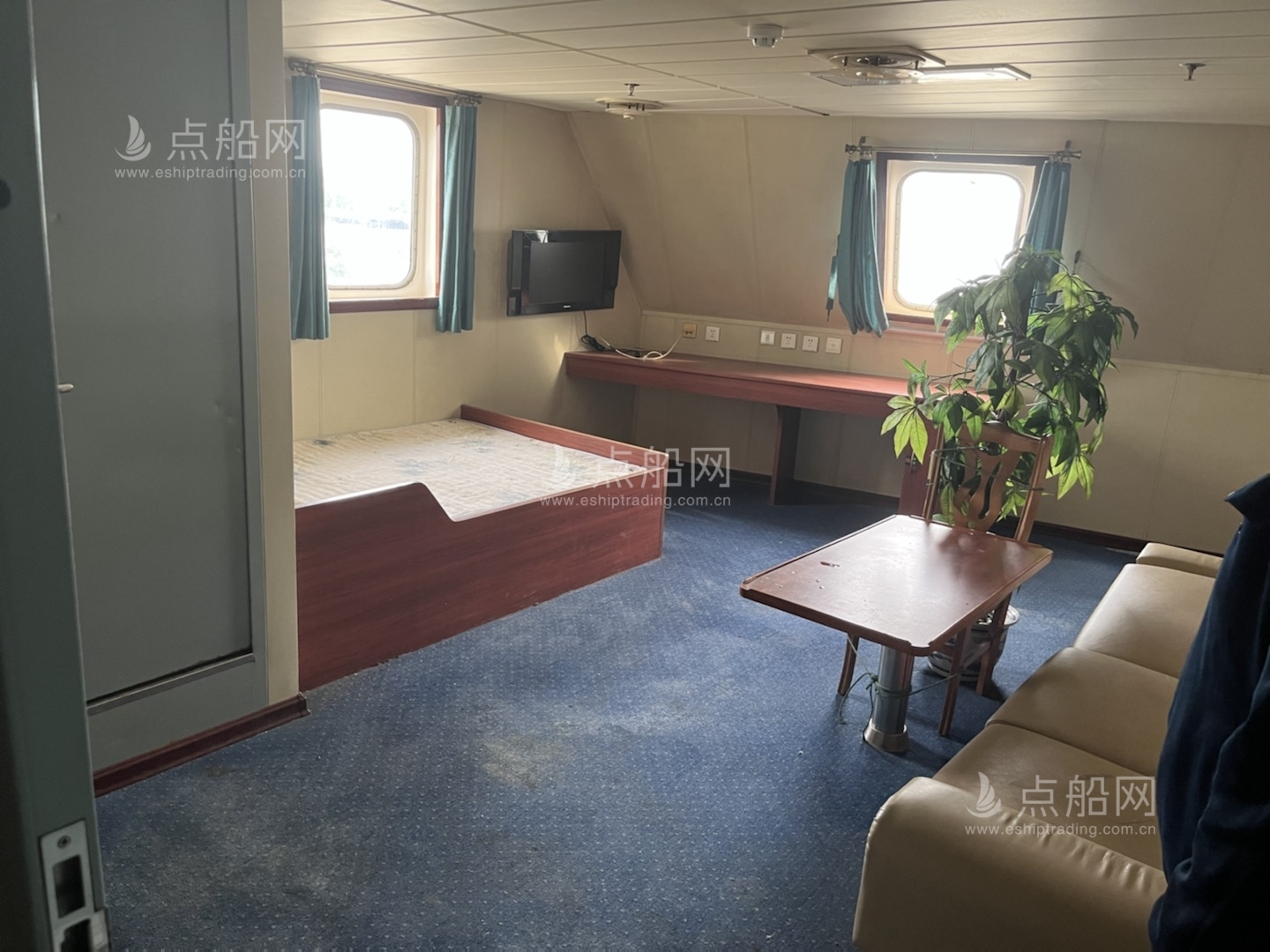 出售1128人客滚船
