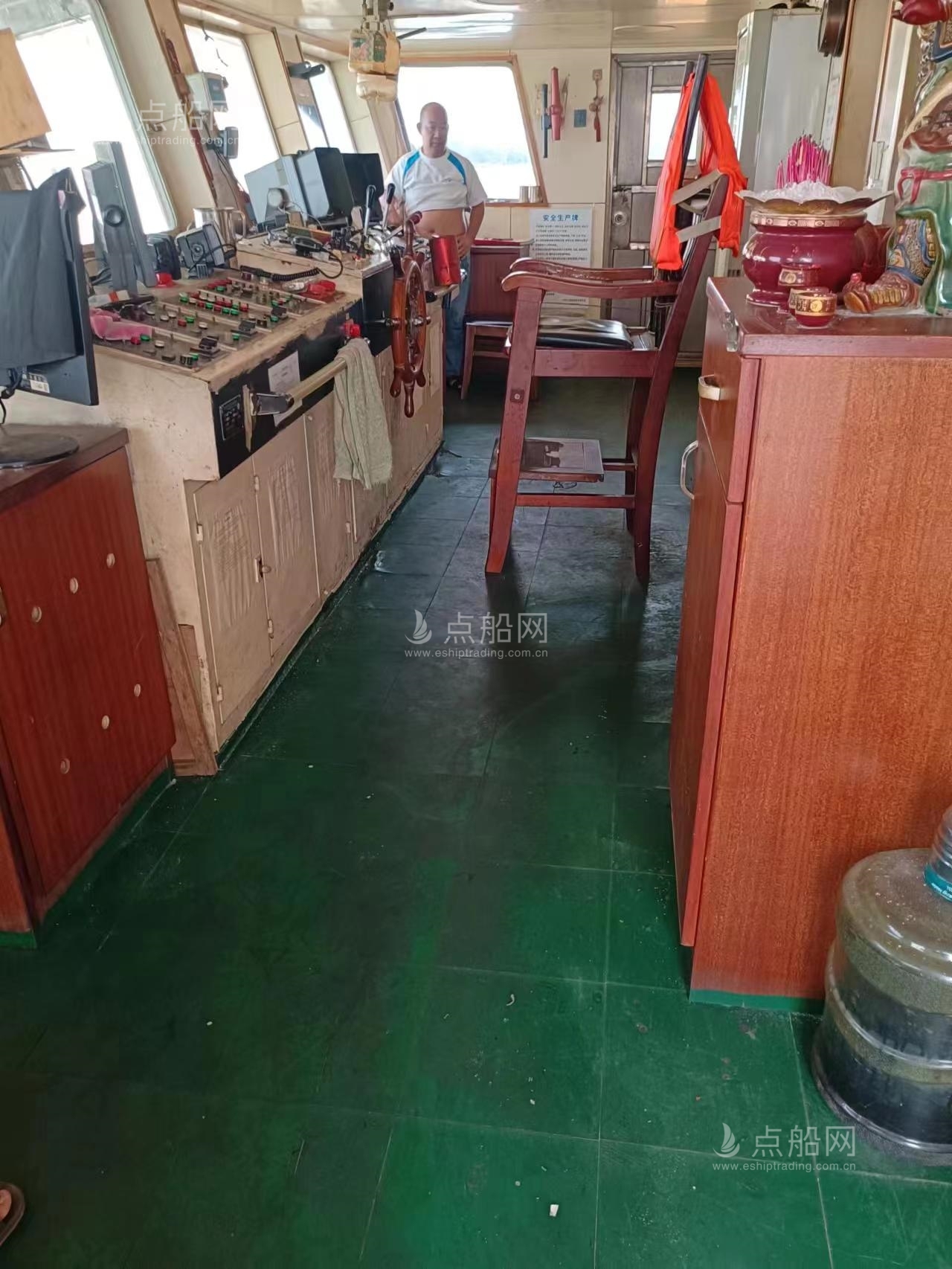 出售1400m³开体泥驳