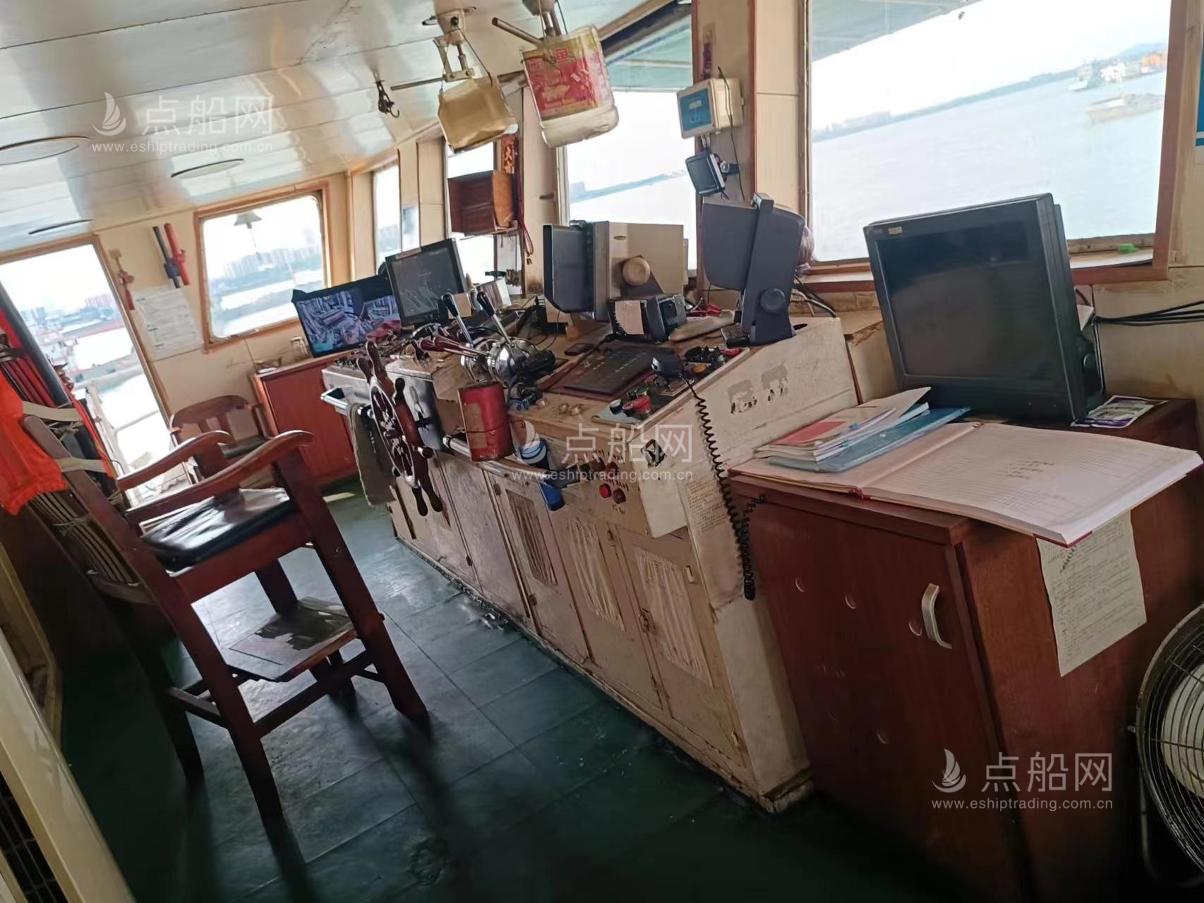 出售1400m³开体泥驳