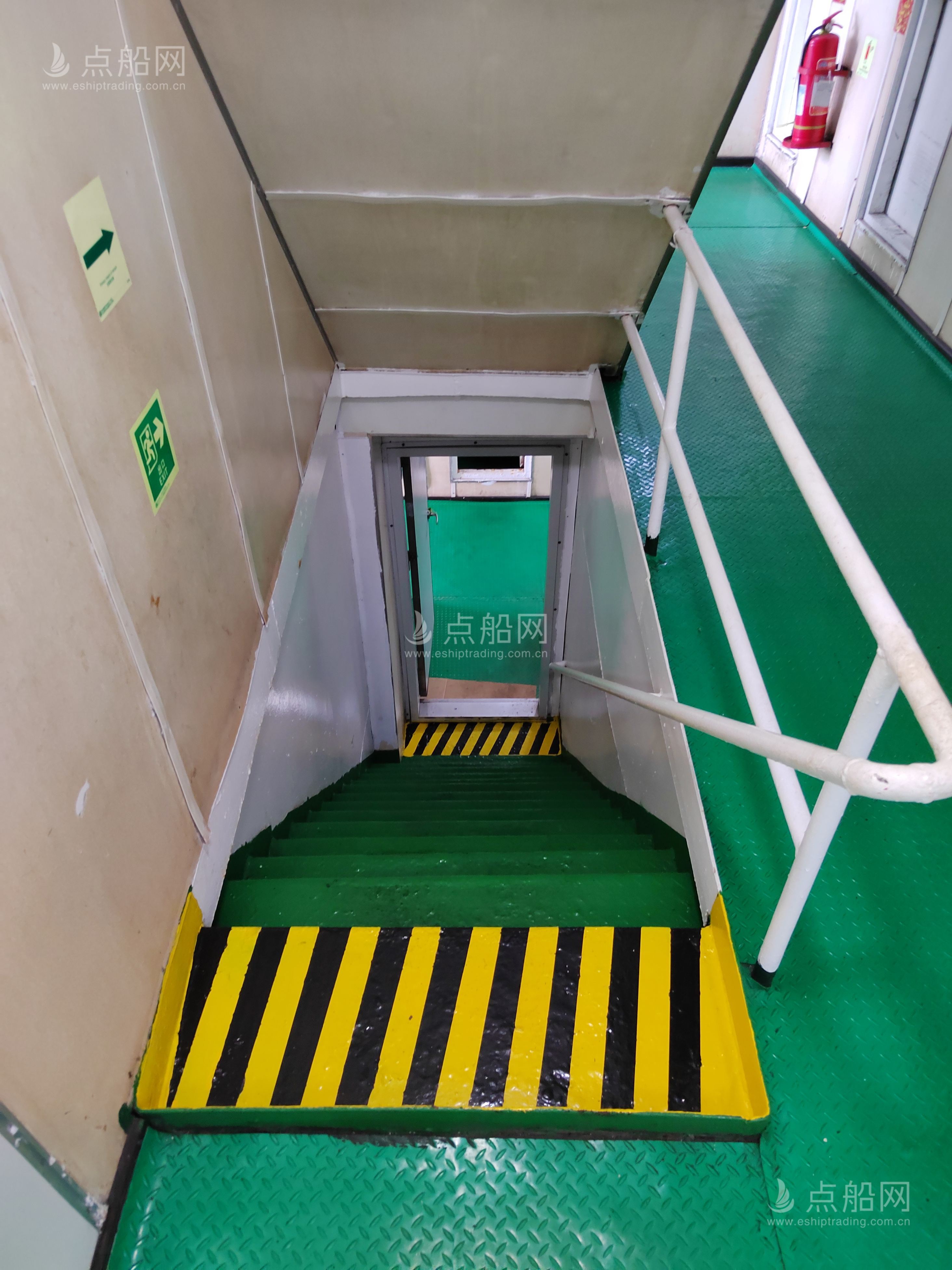 出售550箱集装箱船