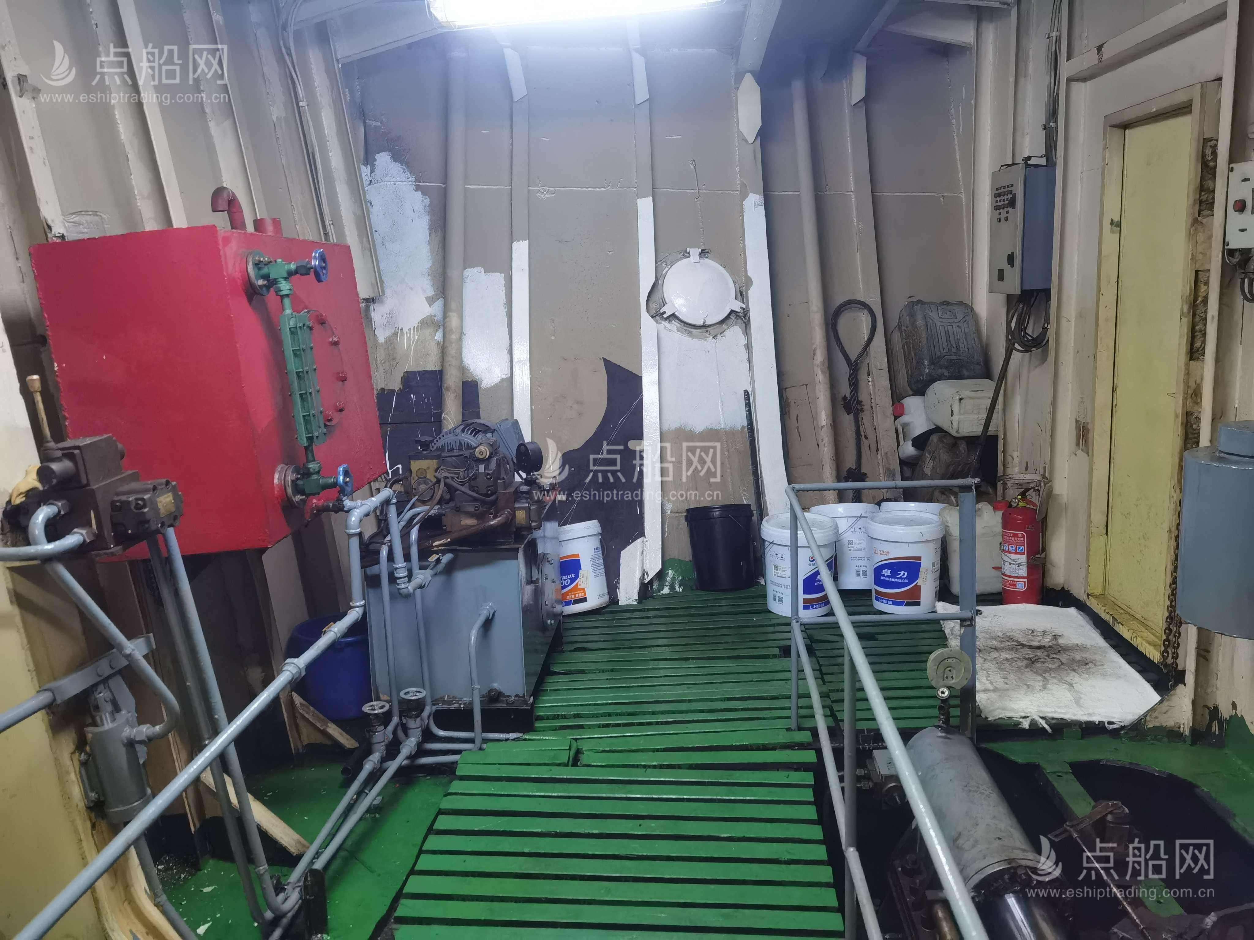 出售2440吨成品油船