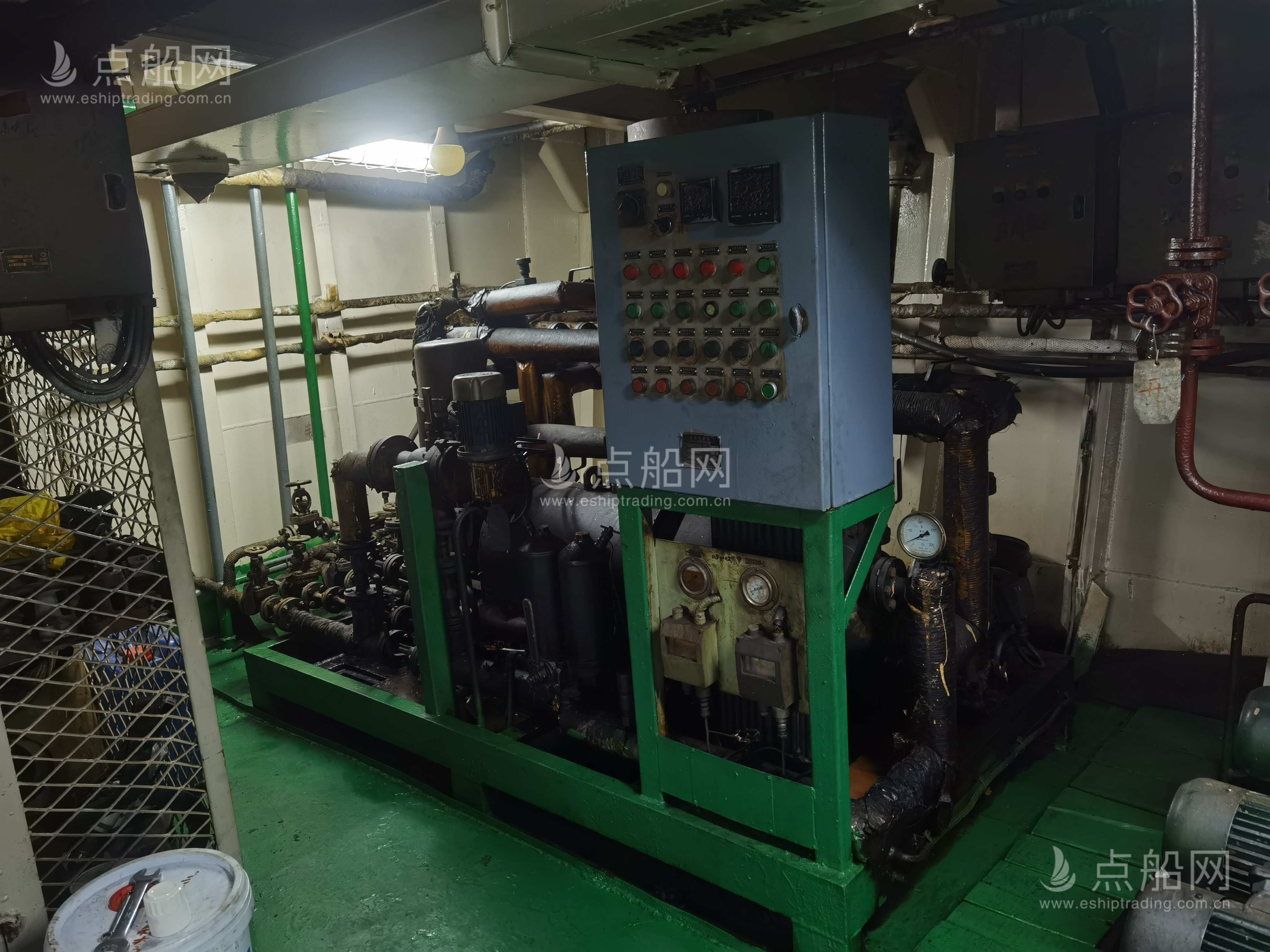 出售2440吨成品油船