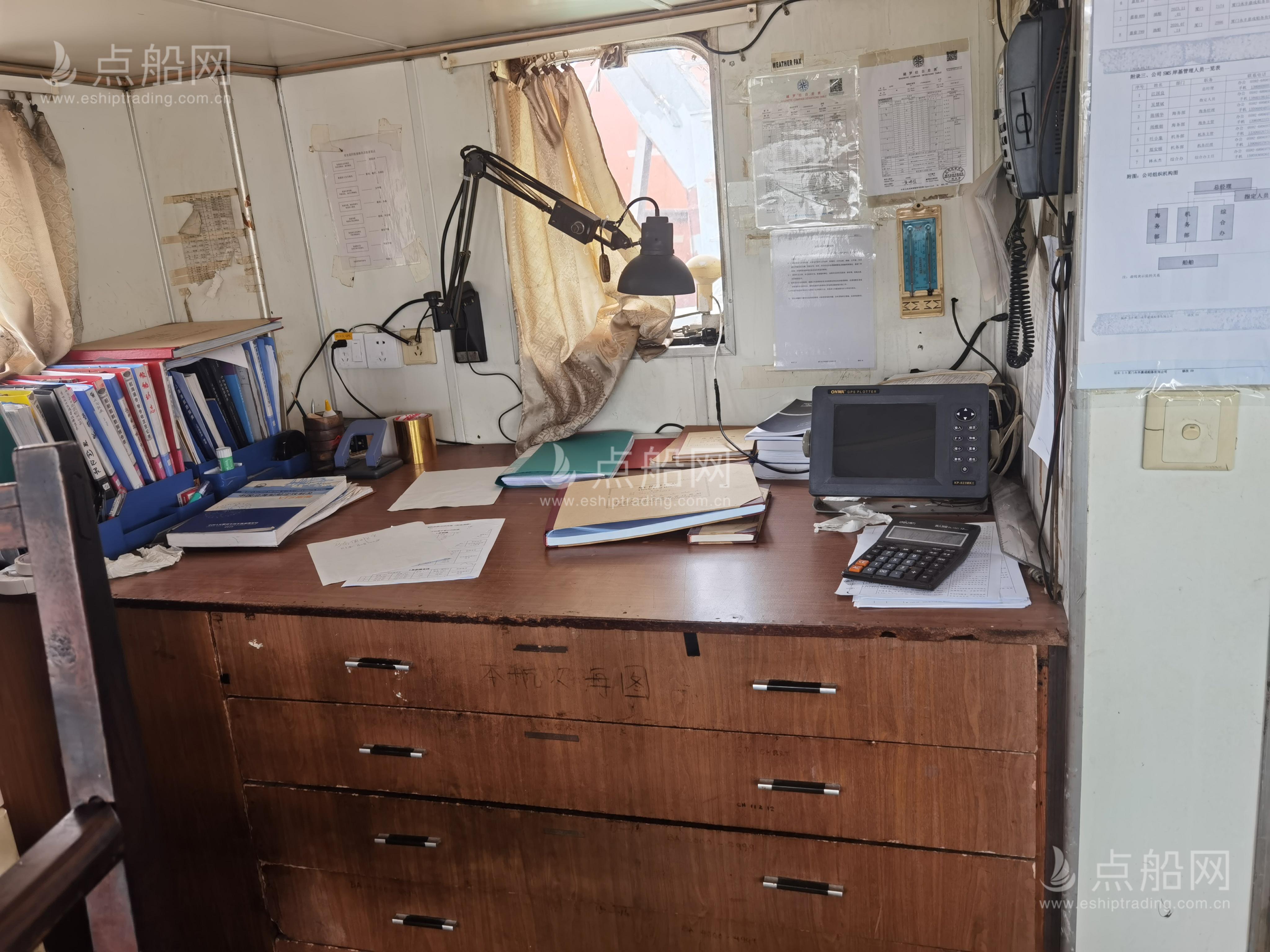 出售2440吨成品油船