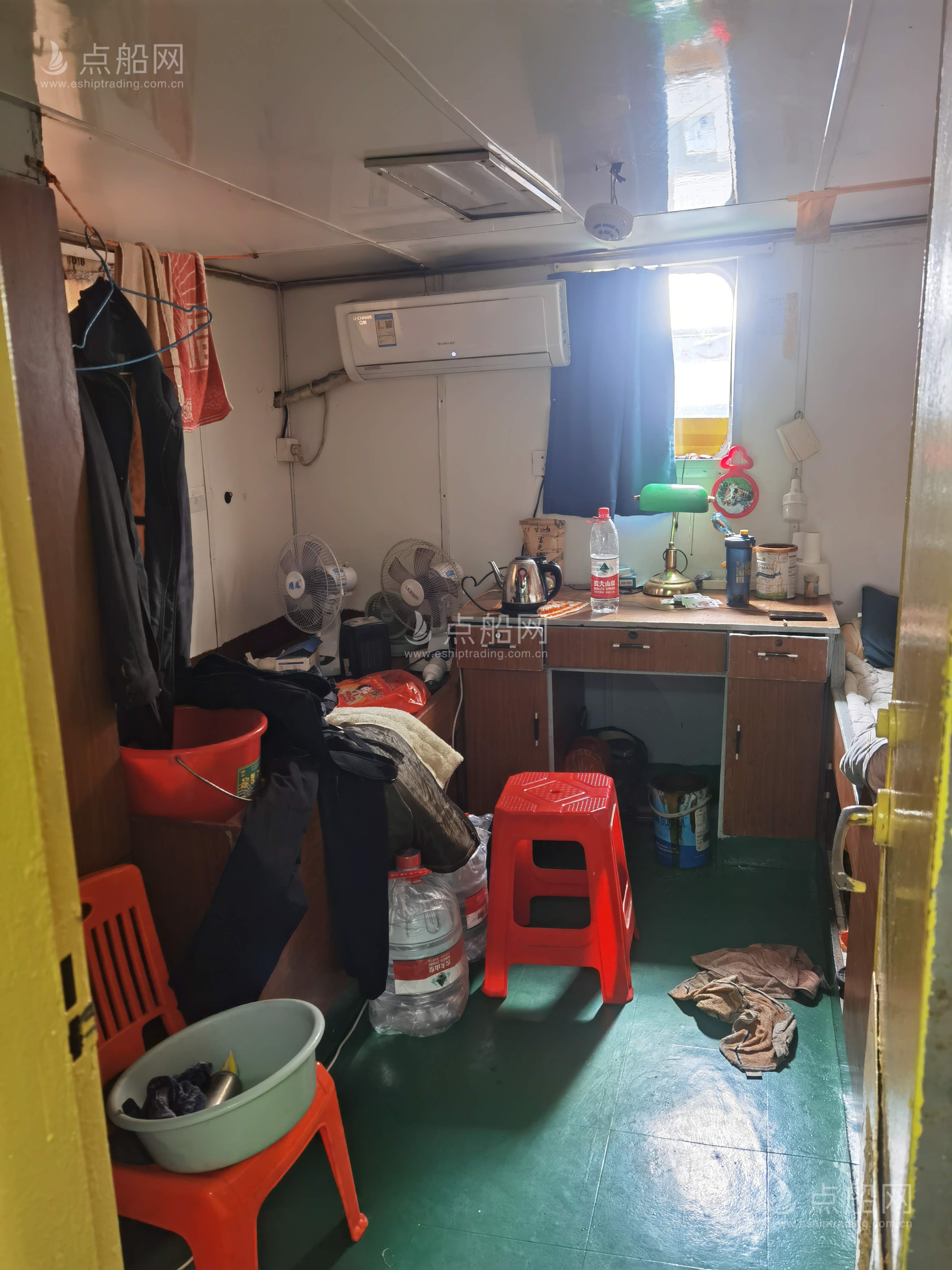 出售2440吨成品油船