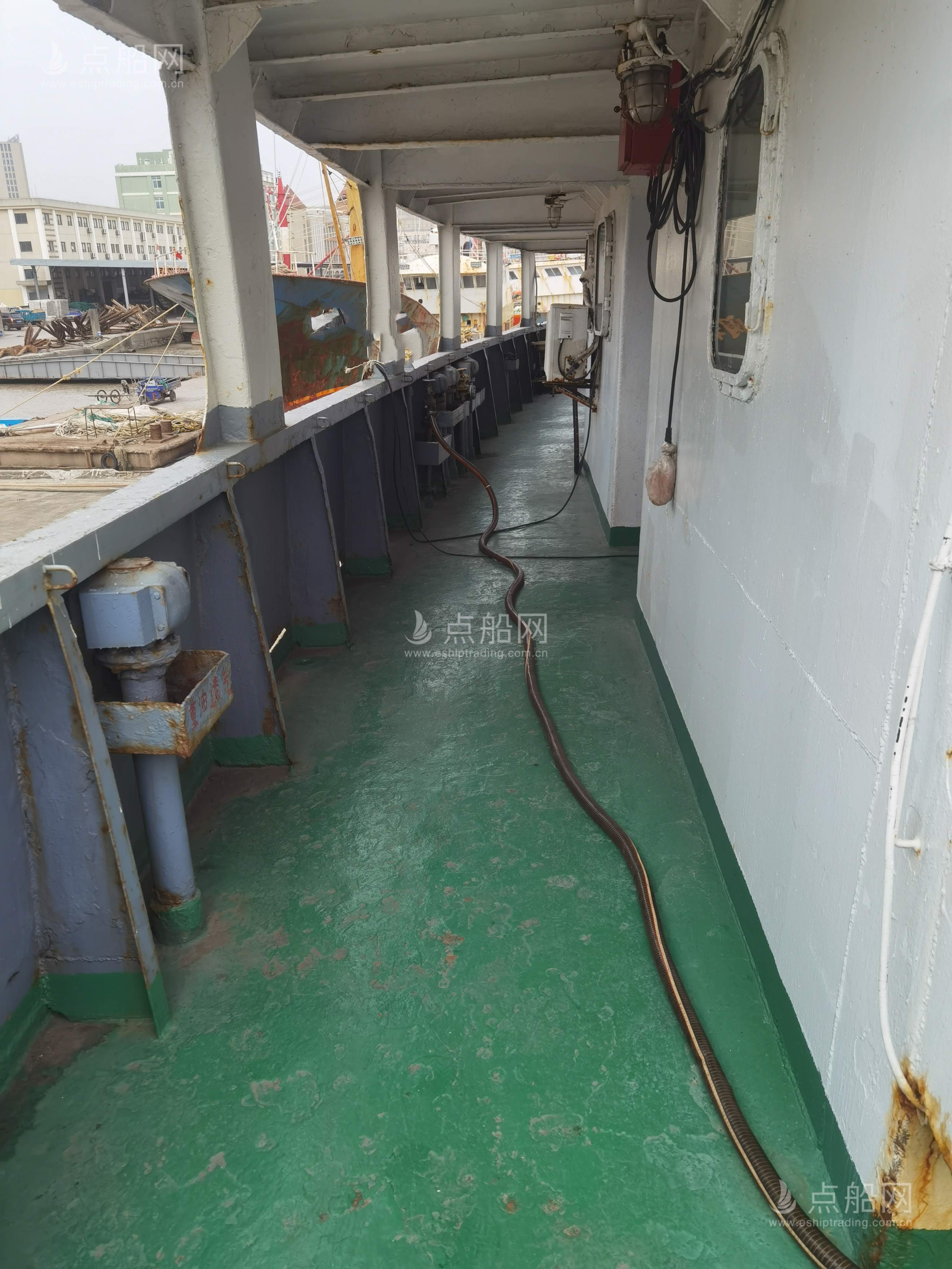 出售2440吨成品油船