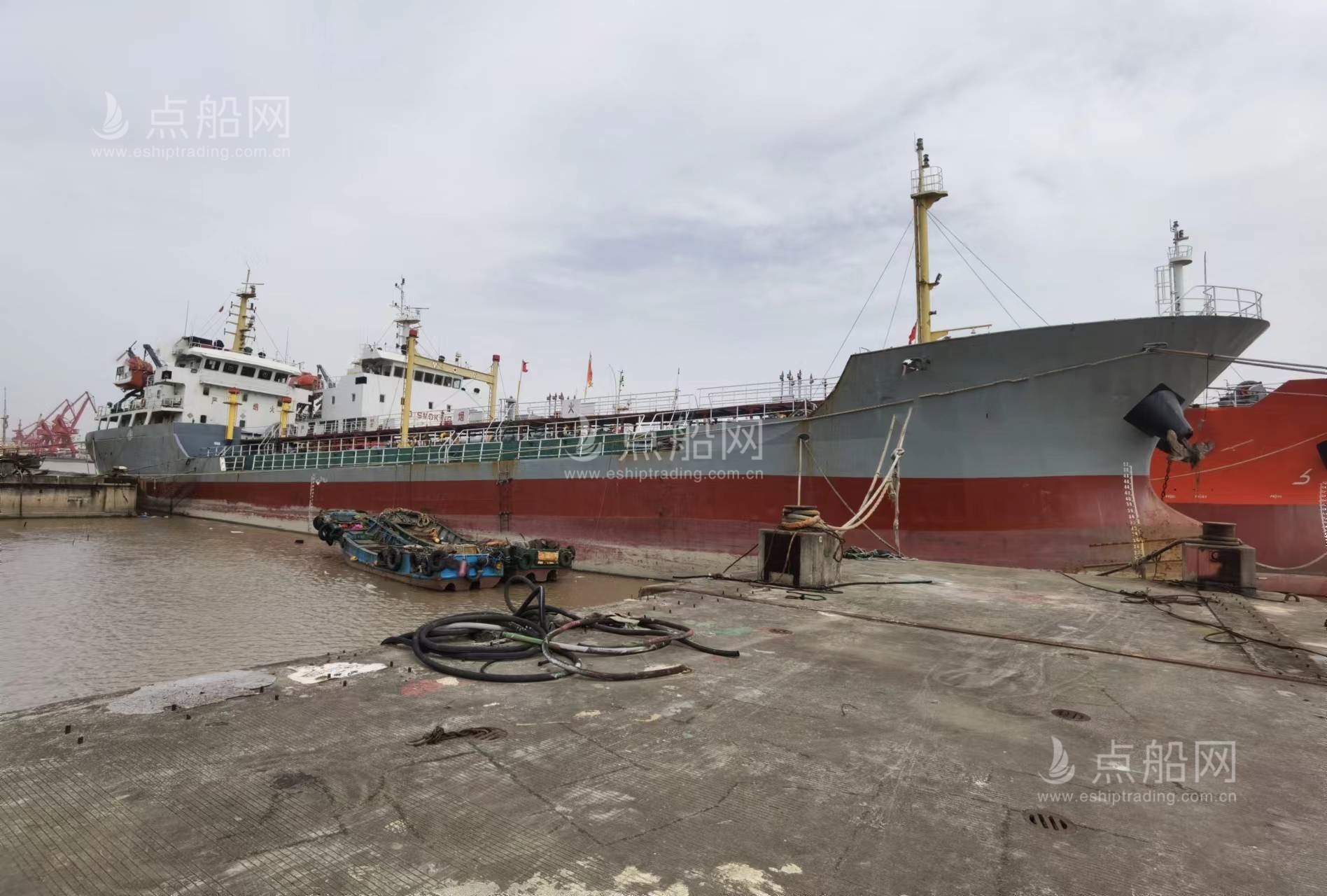 出售2440吨成品油船