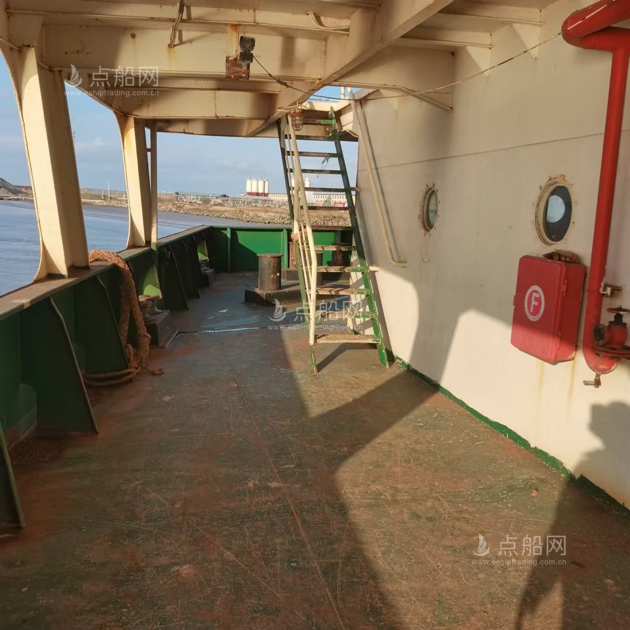 出售8702吨散货船