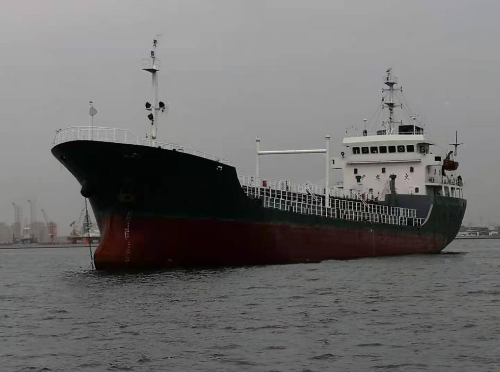 出售3150吨成品油船