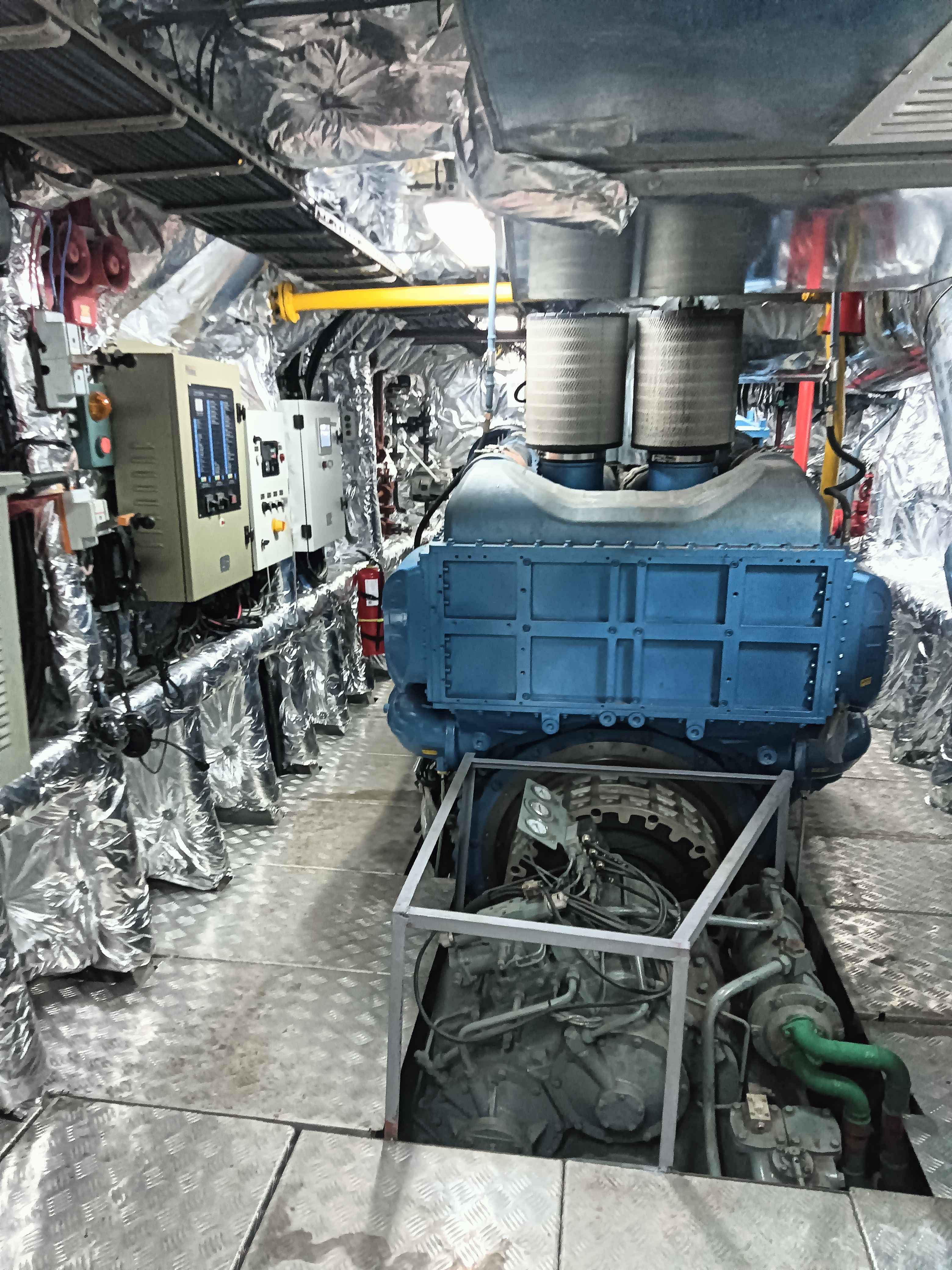 出售12人风电运维船