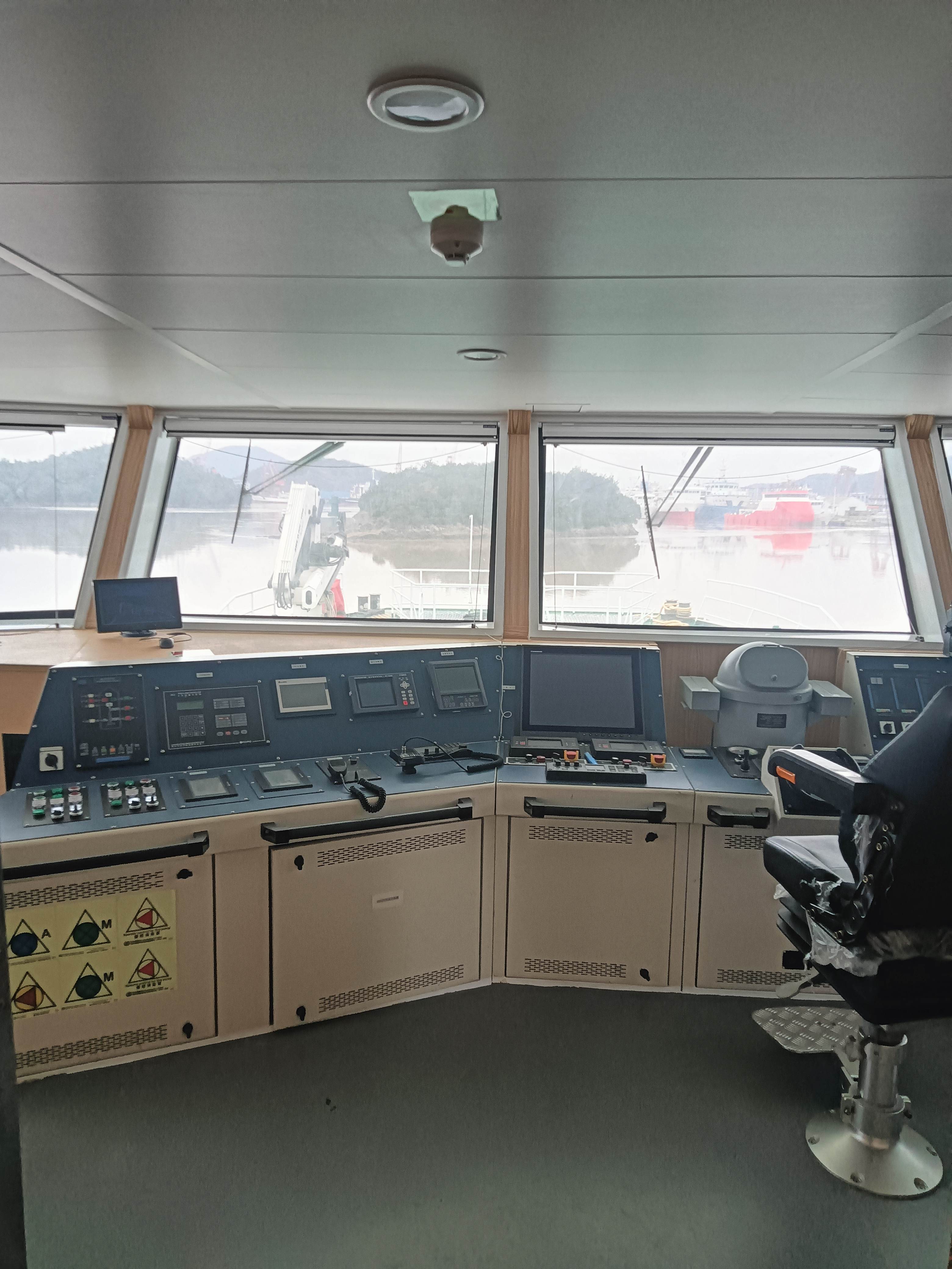 出售12人风电运维船