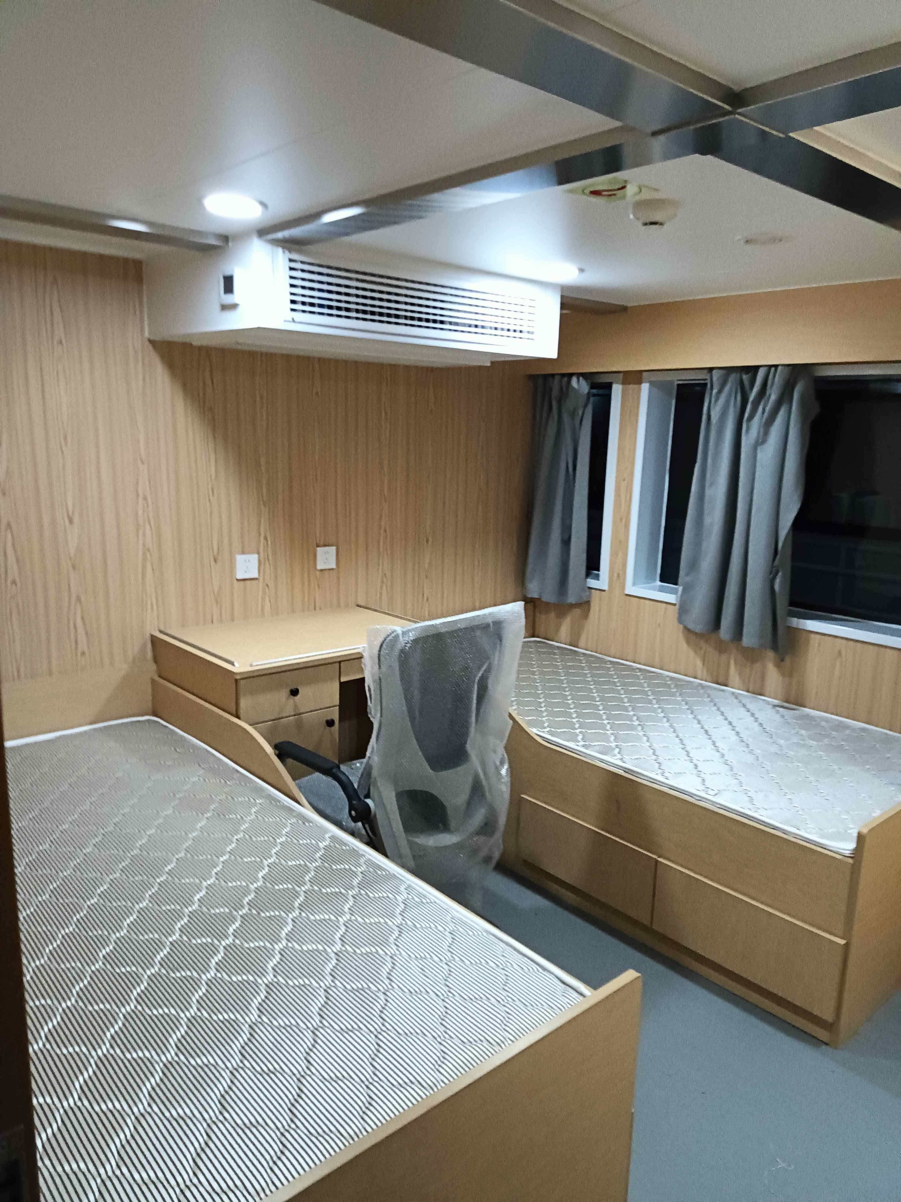 出售12人风电运维船