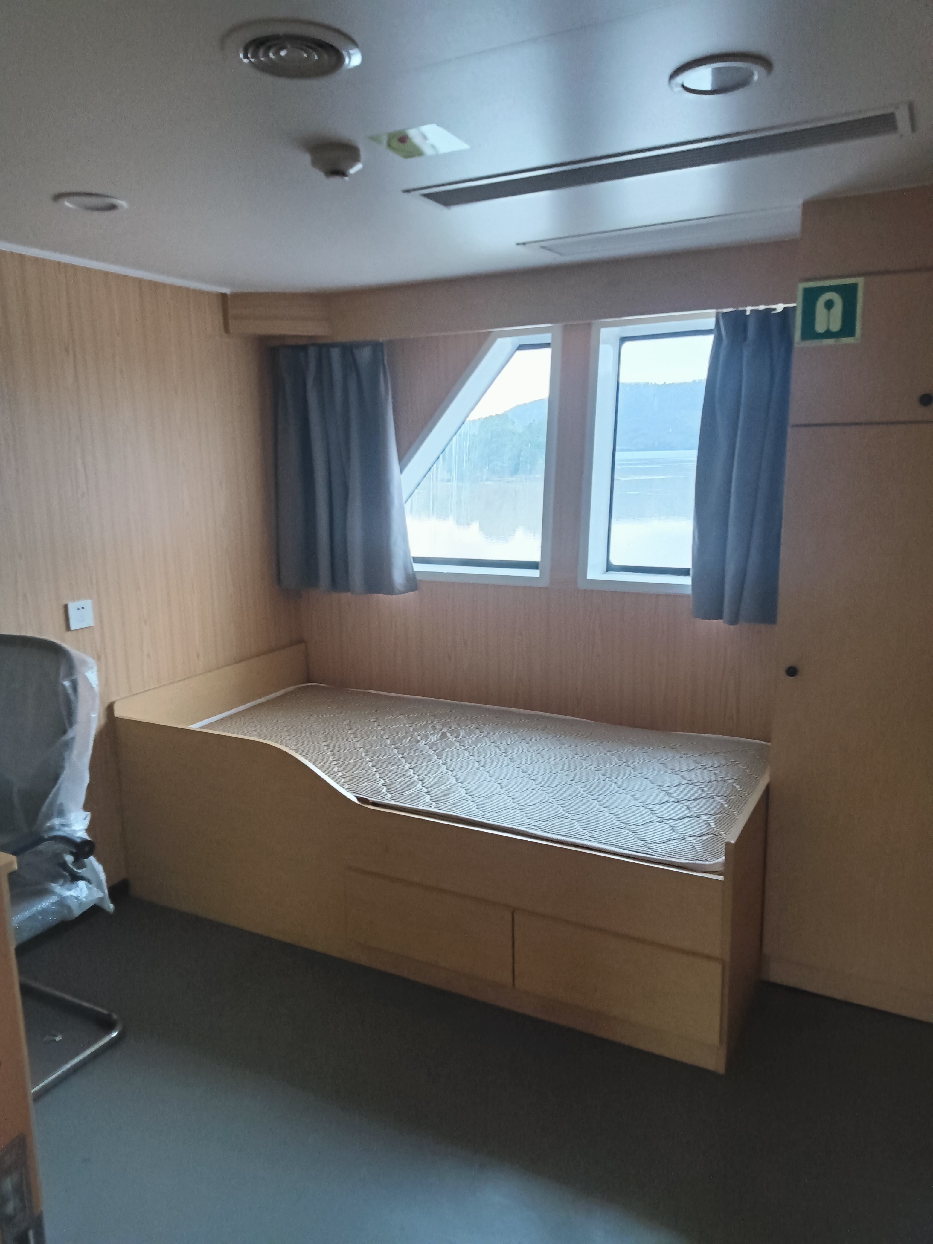 出售12人风电运维船