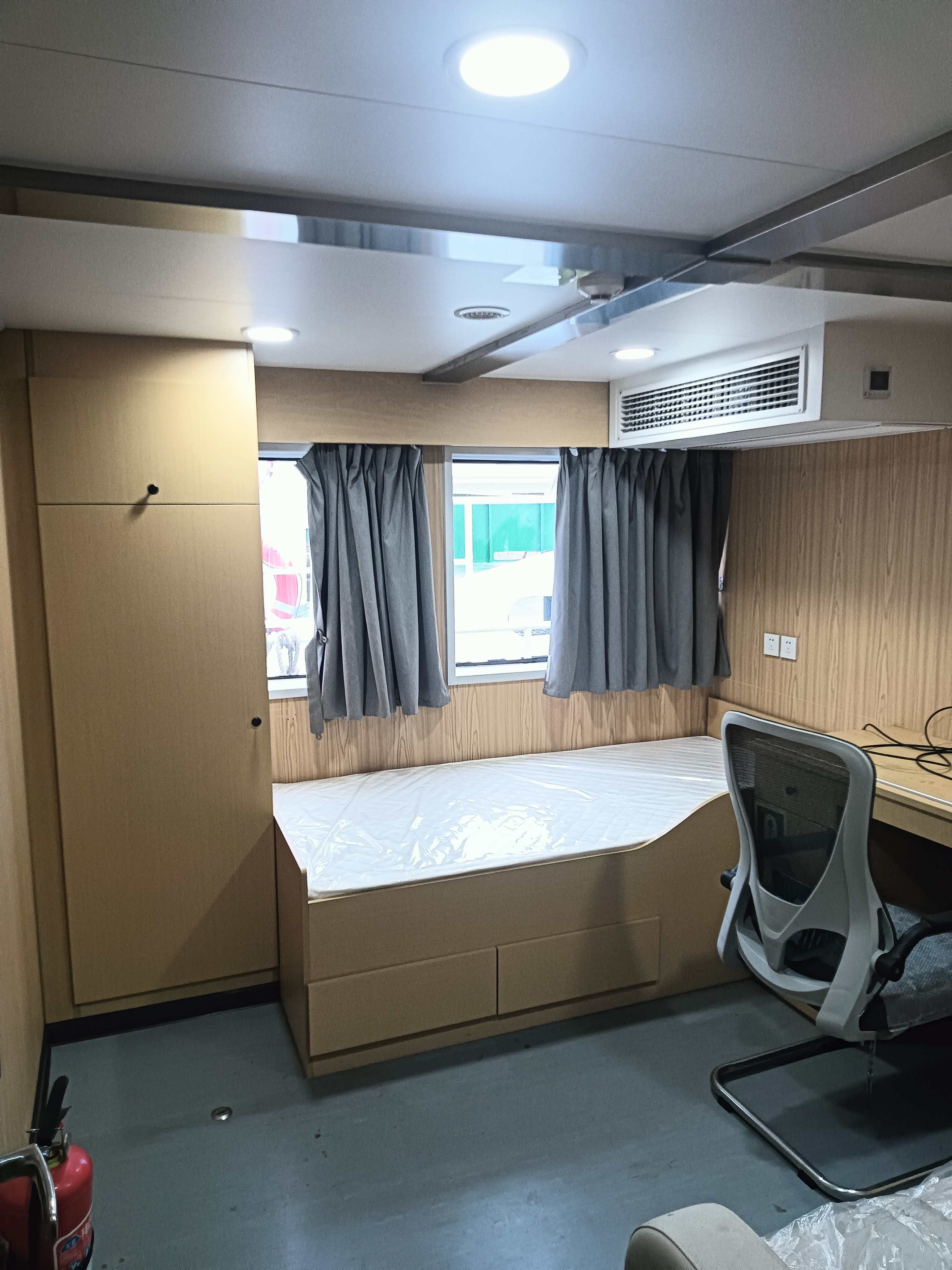 出售12人风电运维船