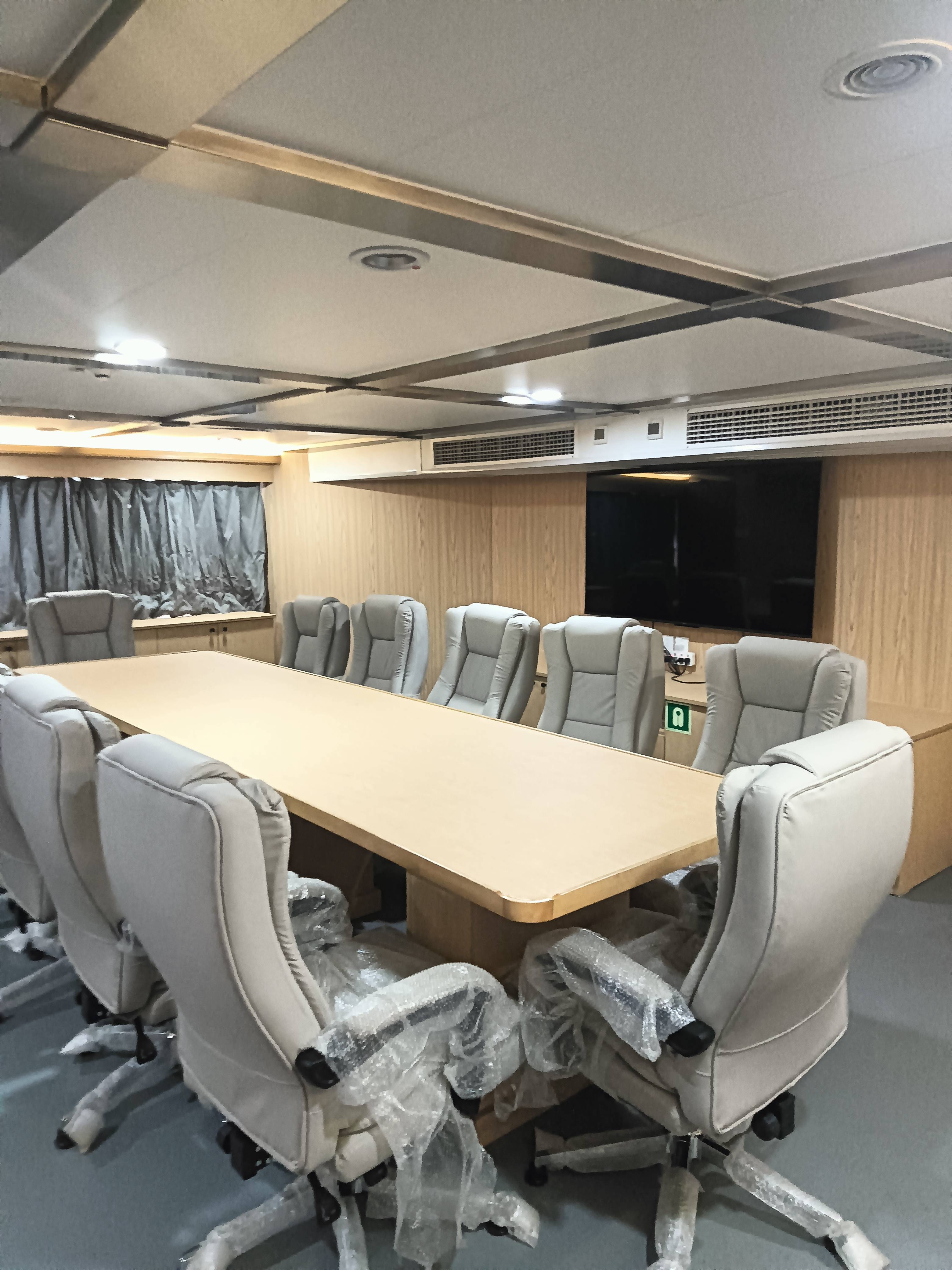 出售12人风电运维船