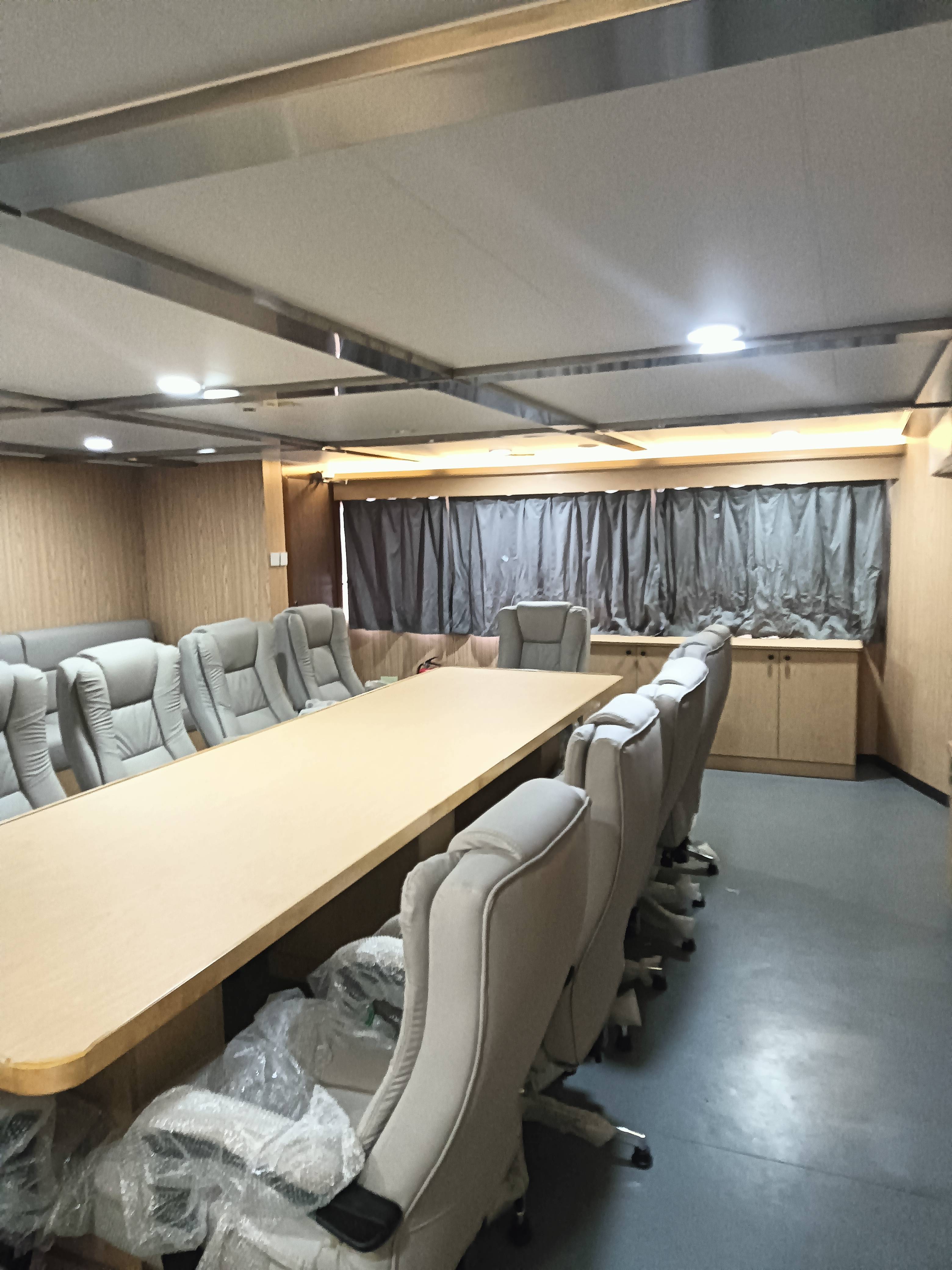 出售12人风电运维船