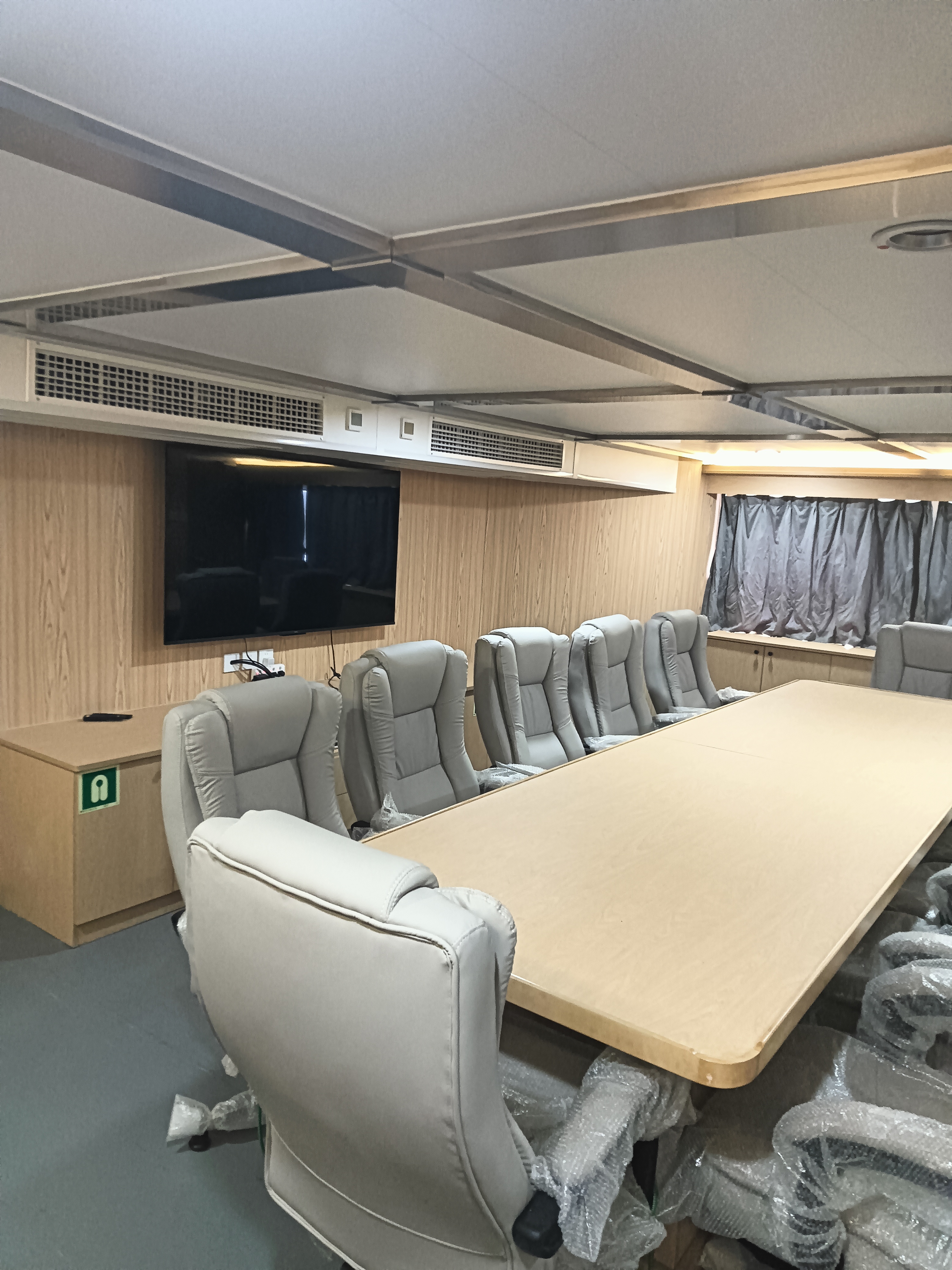 出售12人风电运维船