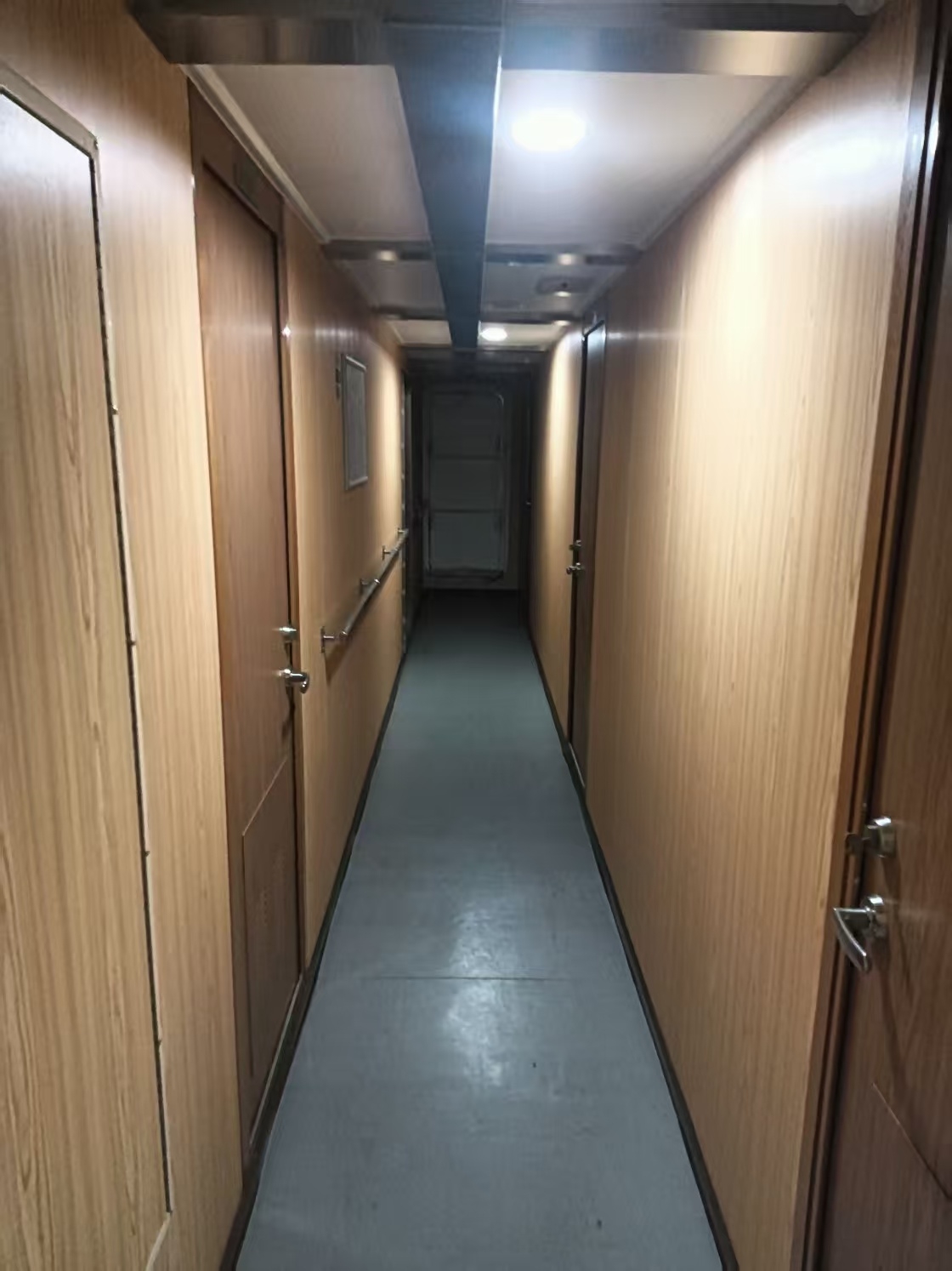 出售12人风电运维船