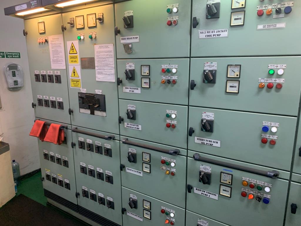 出售56836吨散货船