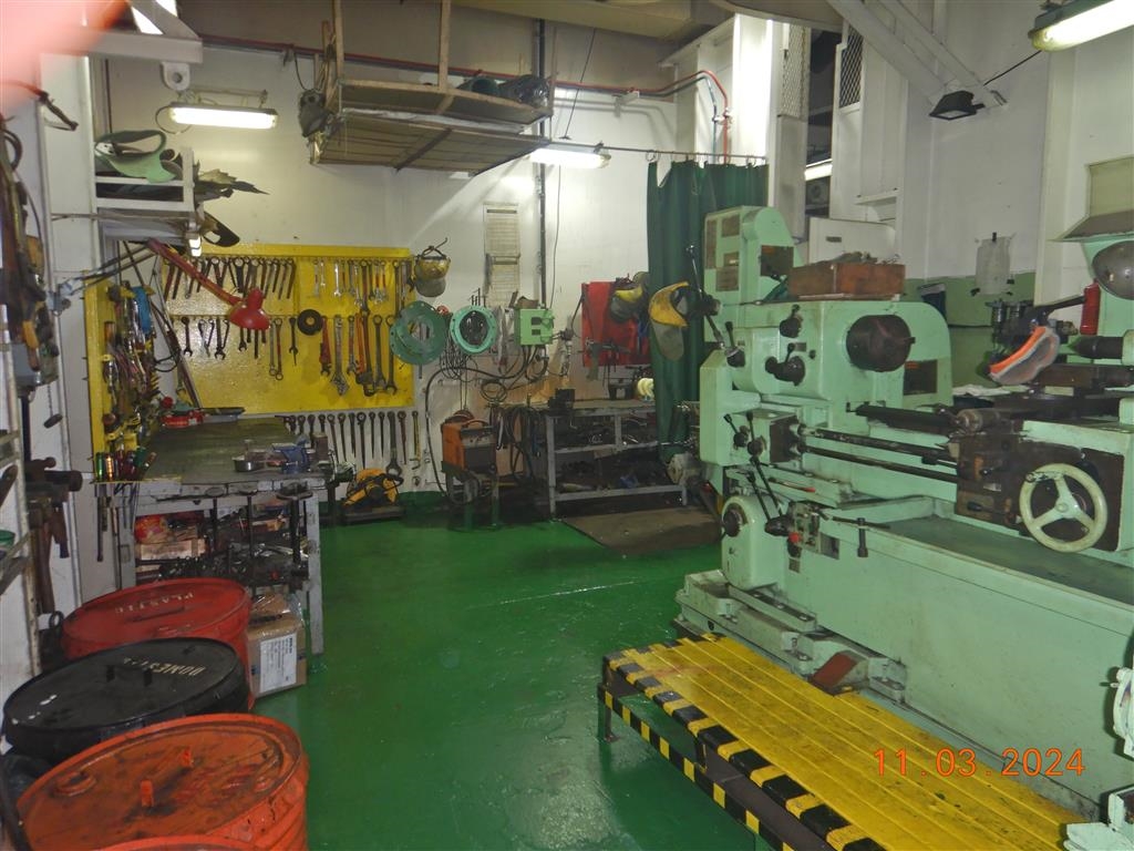 出售56856吨散货船