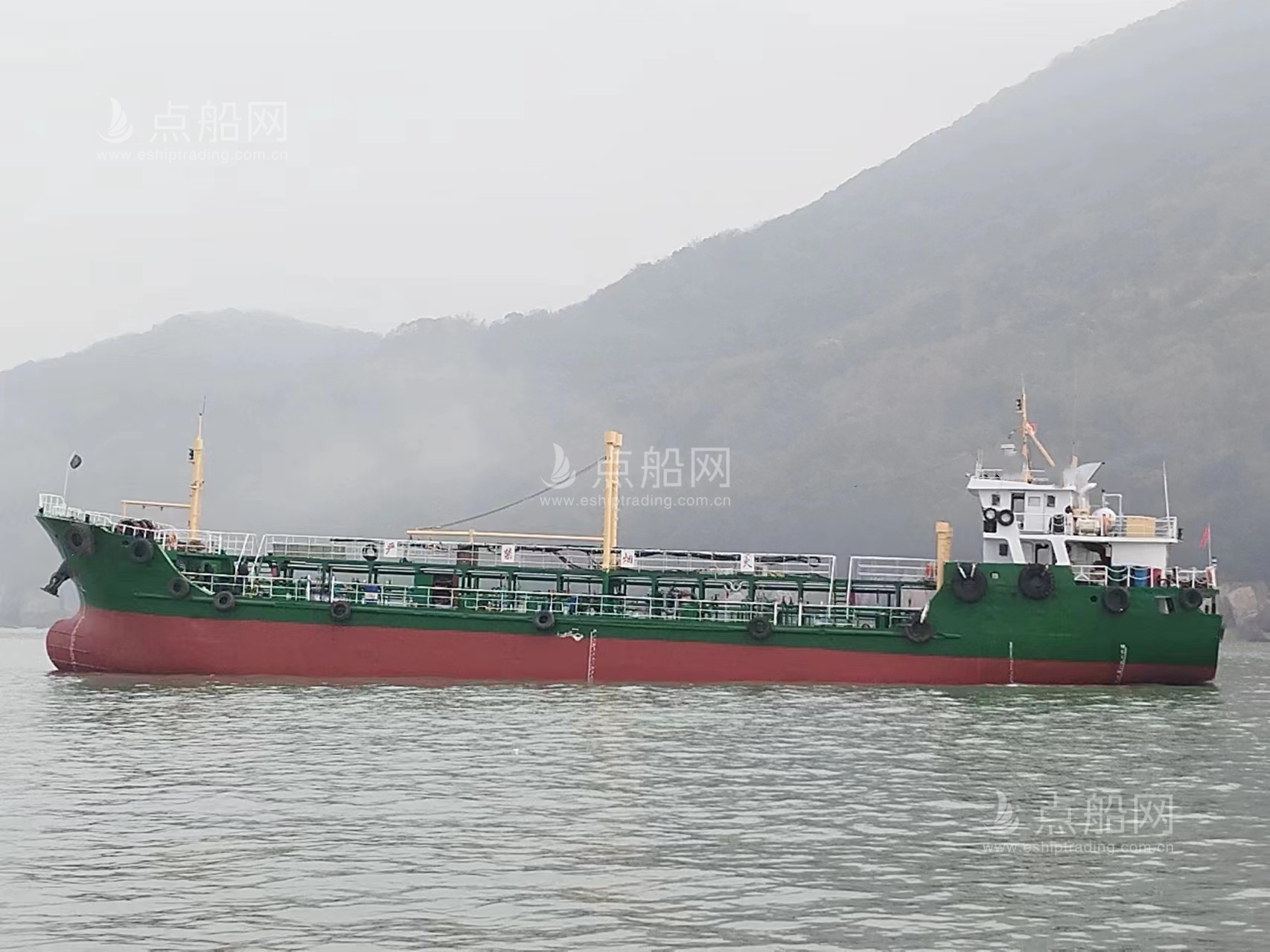 出售875吨成品油船