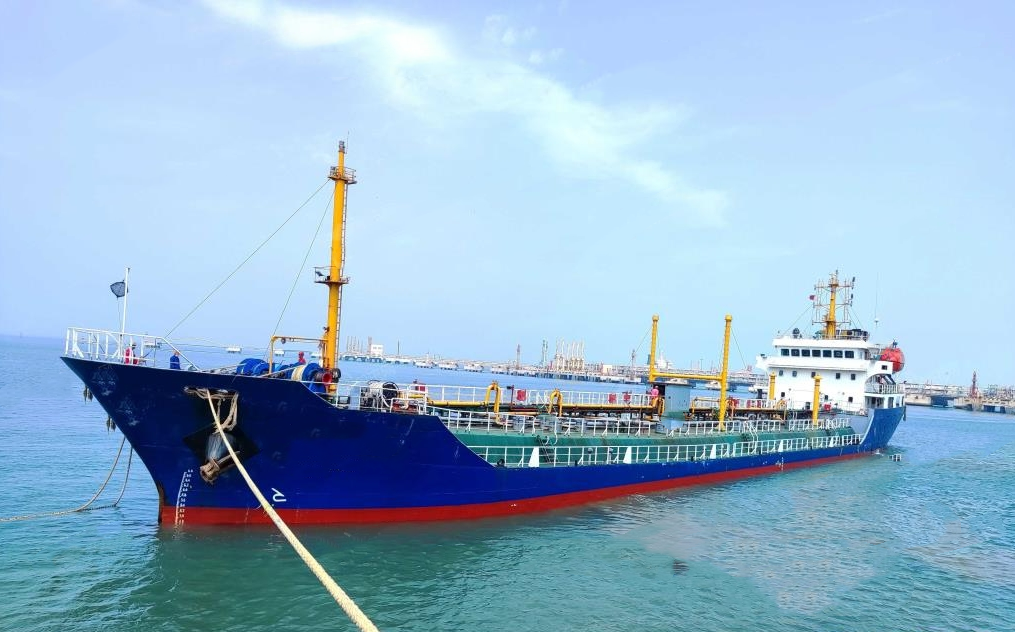 出售3845吨成品油船