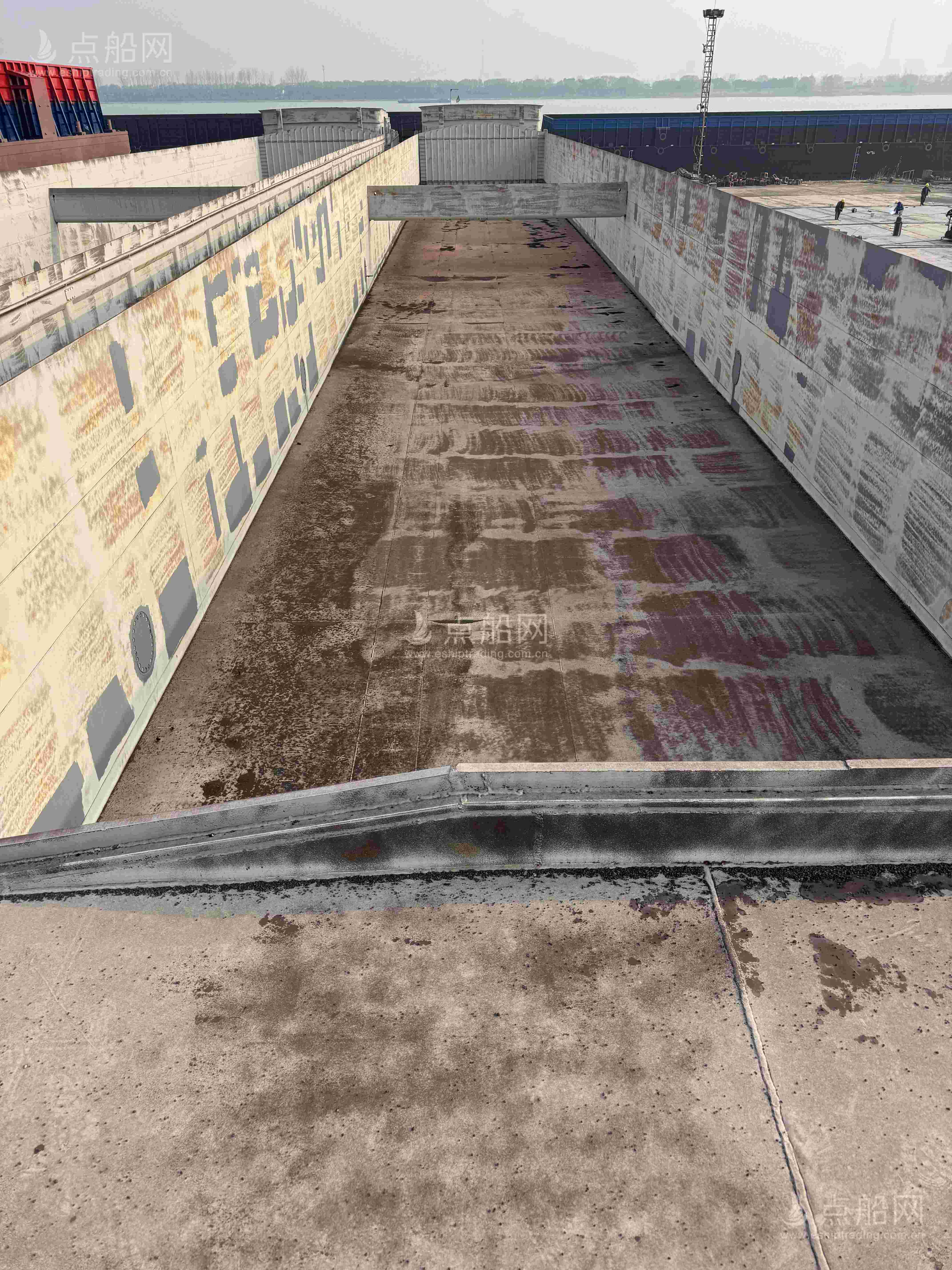 出售208箱集装箱驳船