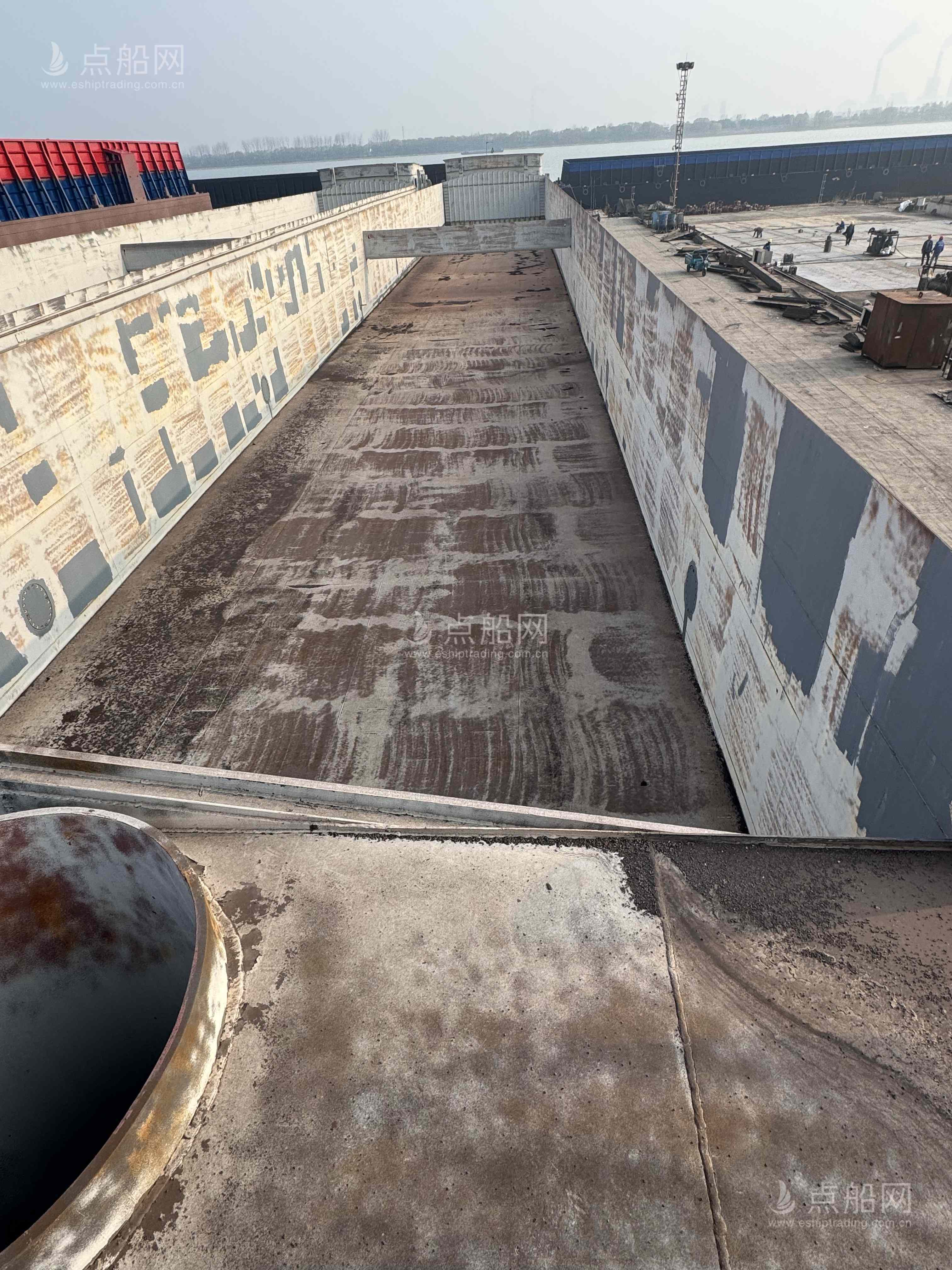 出售208箱集装箱驳船