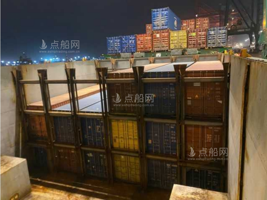 出售679箱集装箱船