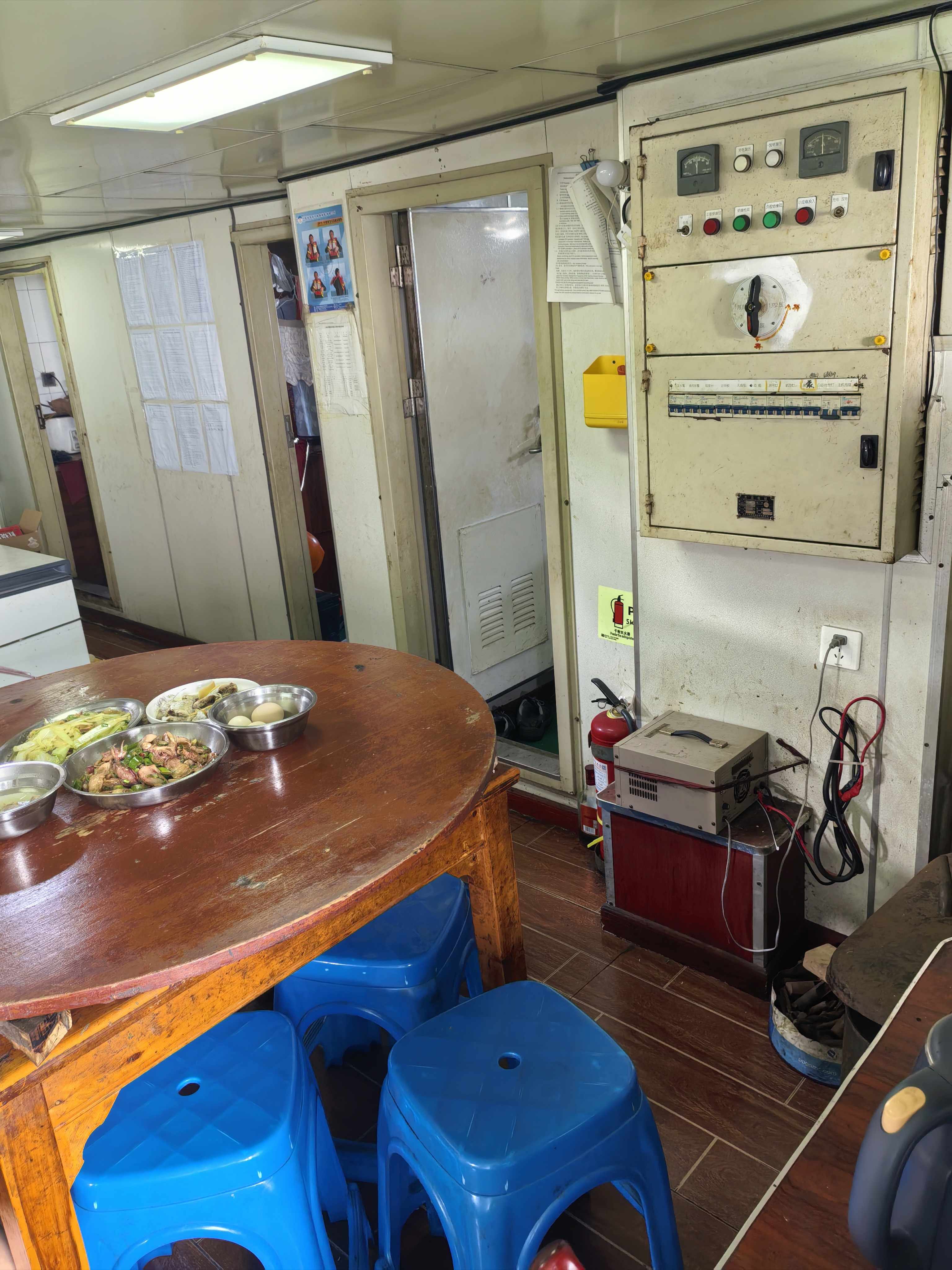 出售864吨成品油船