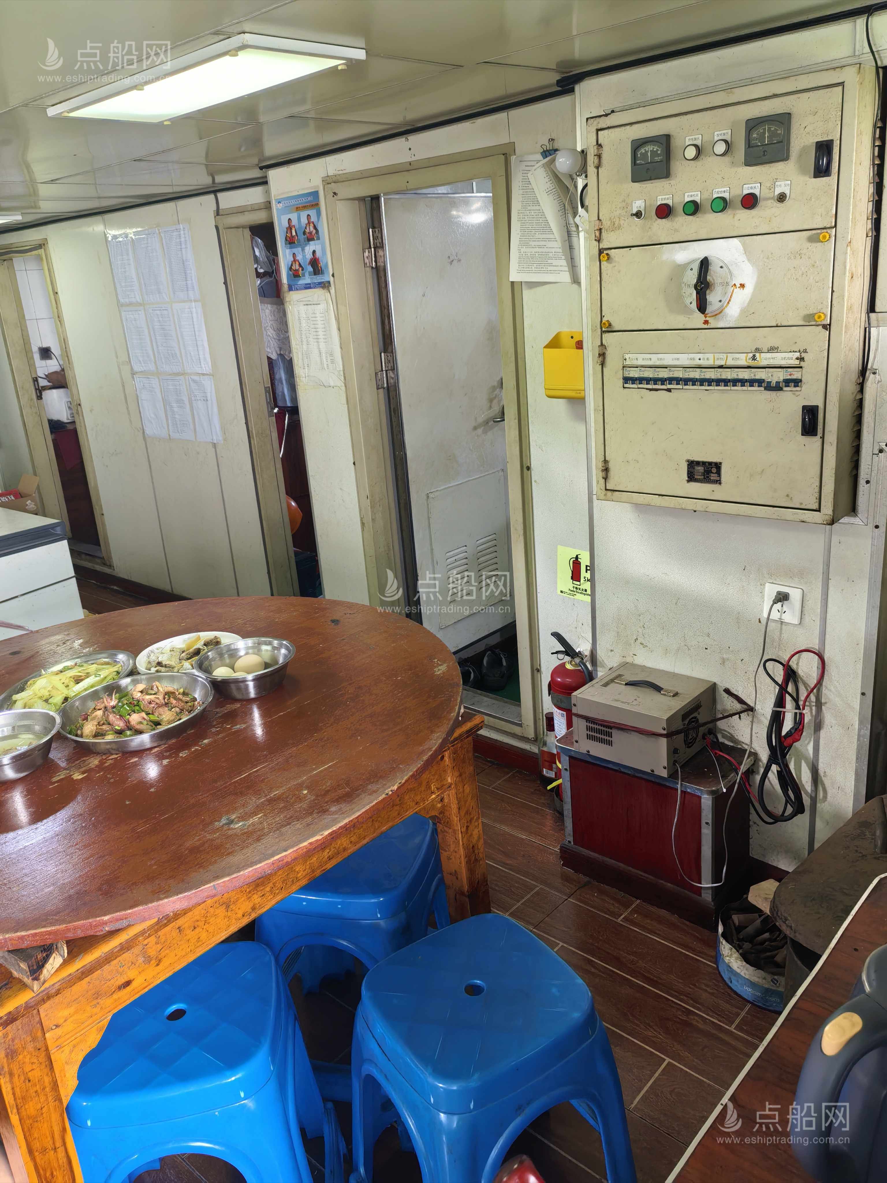 出售864吨成品油船