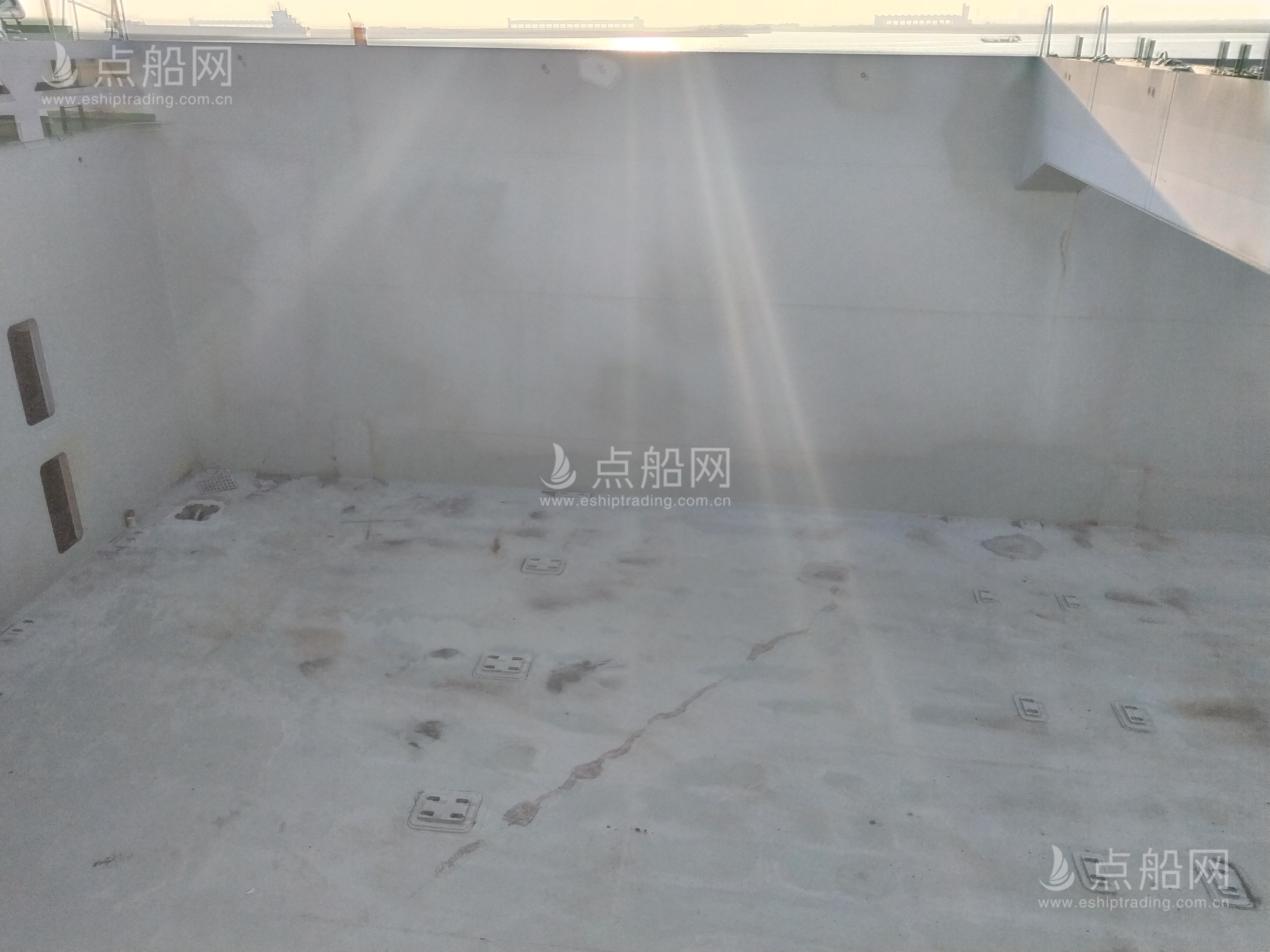 出售388箱集装箱船