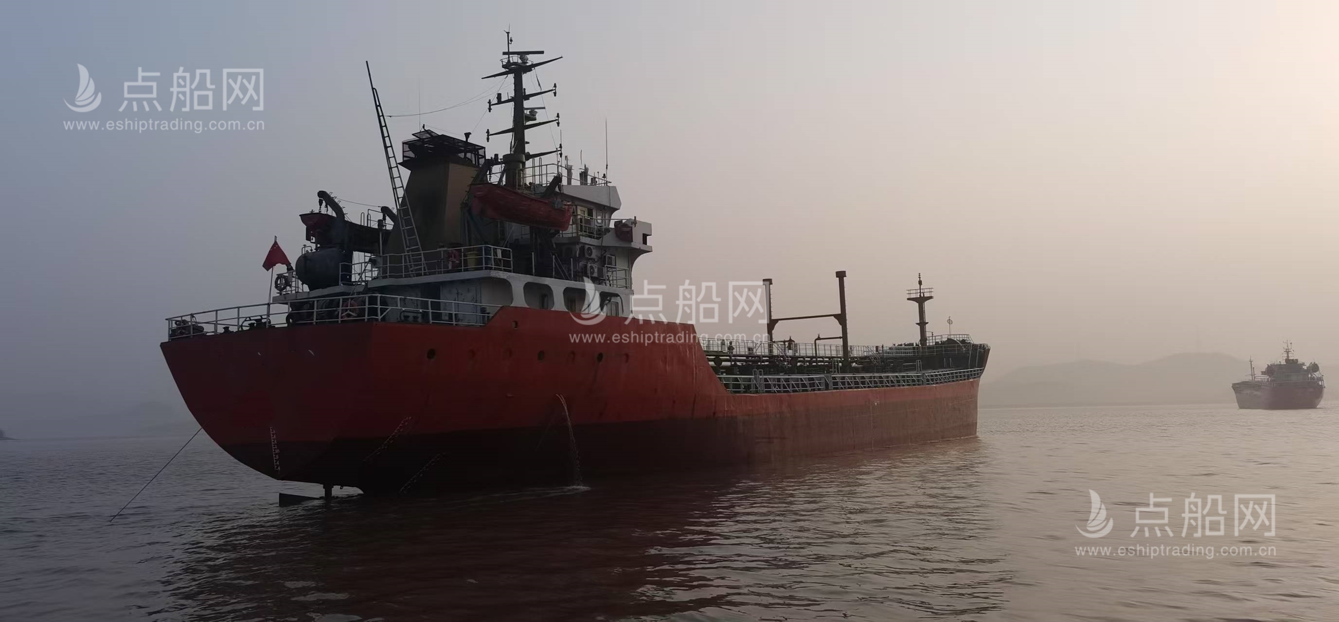 出售3600吨成品油船