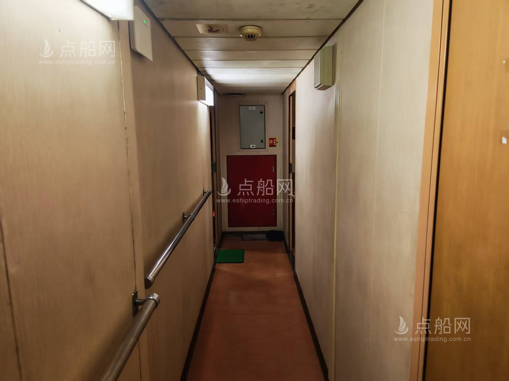 出售1030箱集装箱船