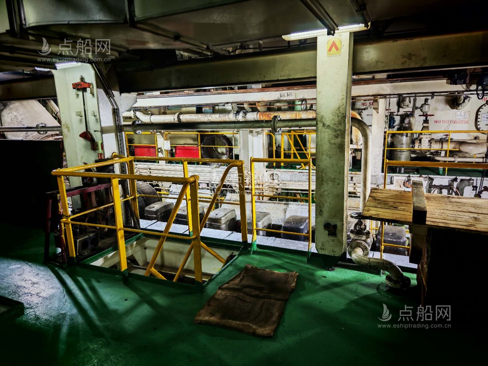 出售1030箱集装箱船