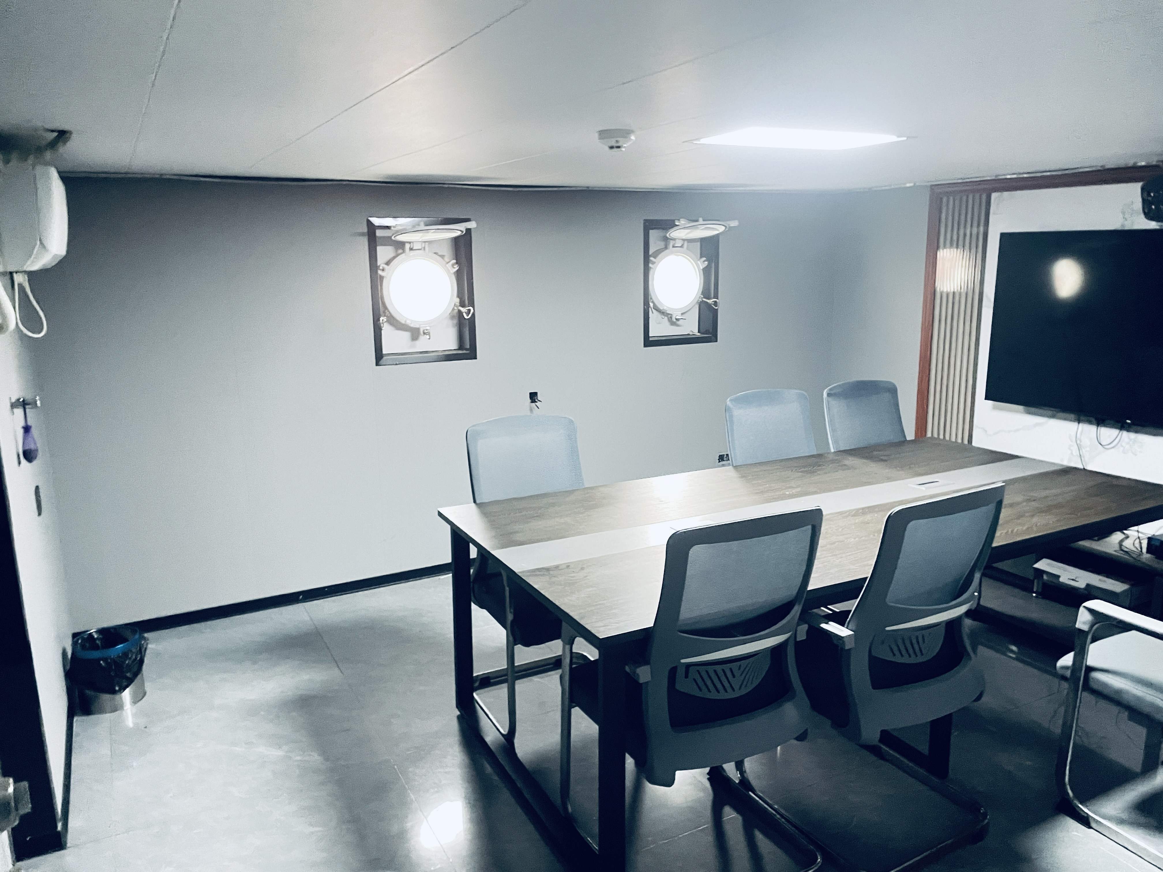 出售12人风电运维船